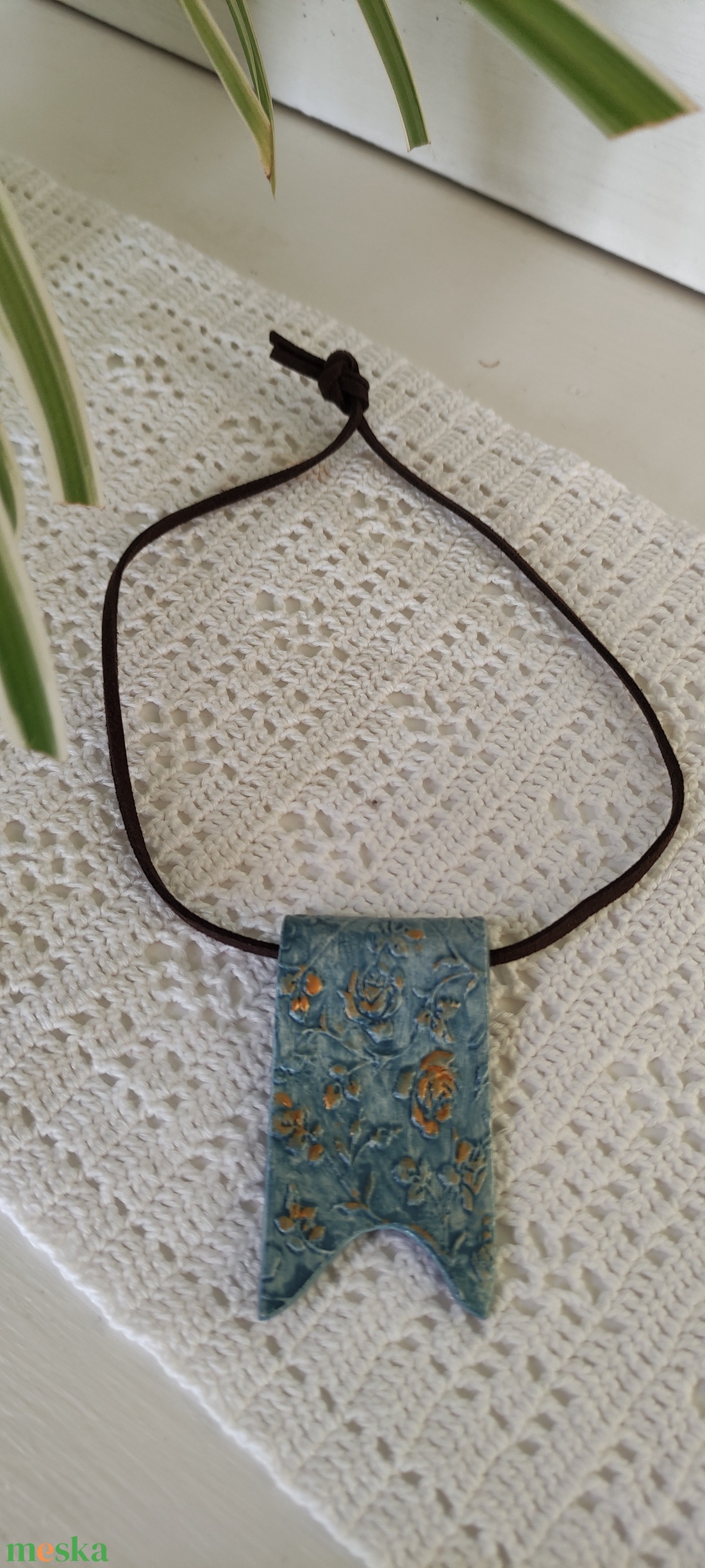 Nyaklánc kék nyomott medállal  - ékszer - nyaklánc - medálos nyaklánc - Meska.hu