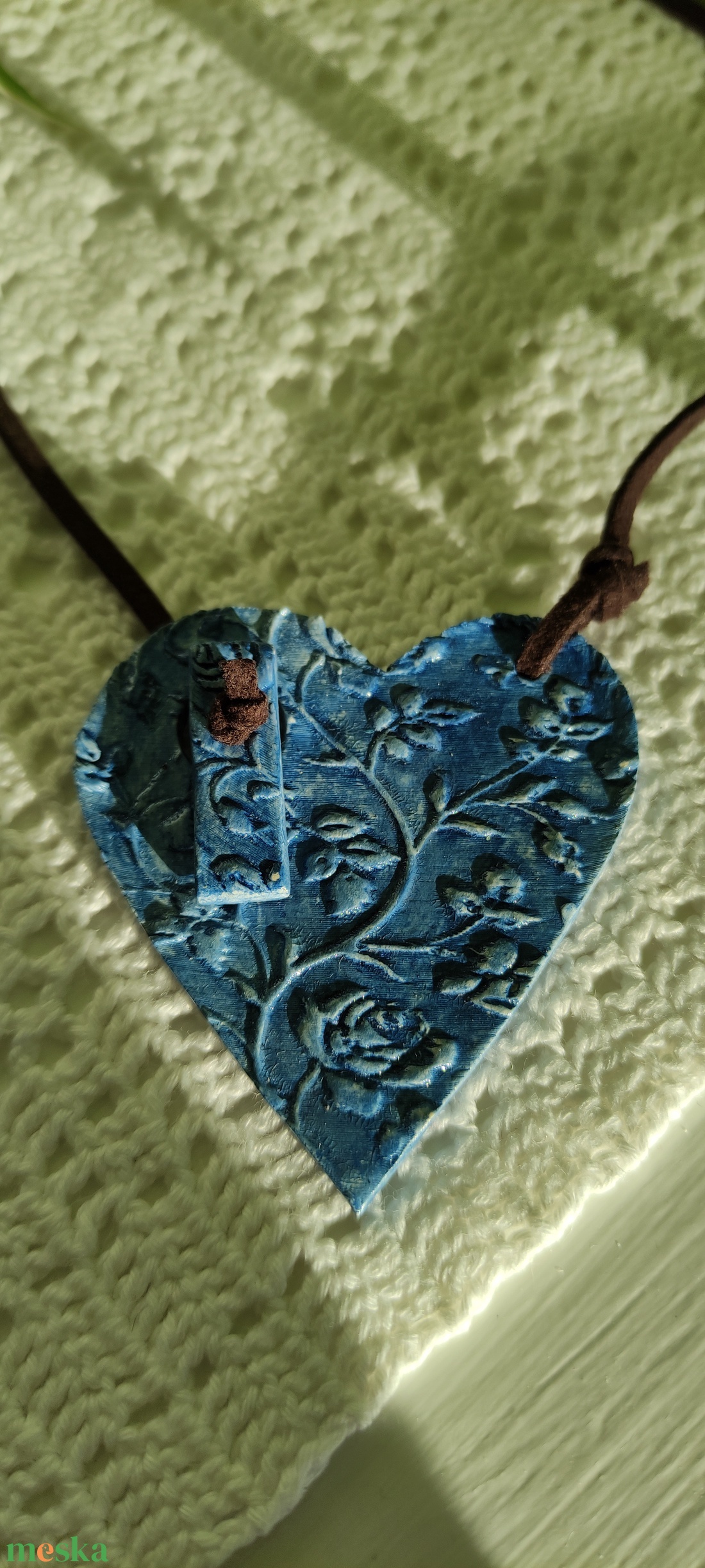 Nyaklánc kék nyomott medállal, különleges csatlakozással - ékszer - nyaklánc - medálos nyaklánc - Meska.hu