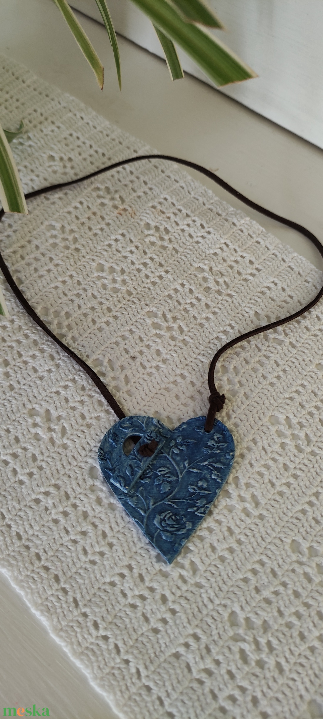 Nyaklánc kék nyomott medállal, különleges csatlakozással - ékszer - nyaklánc - medálos nyaklánc - Meska.hu