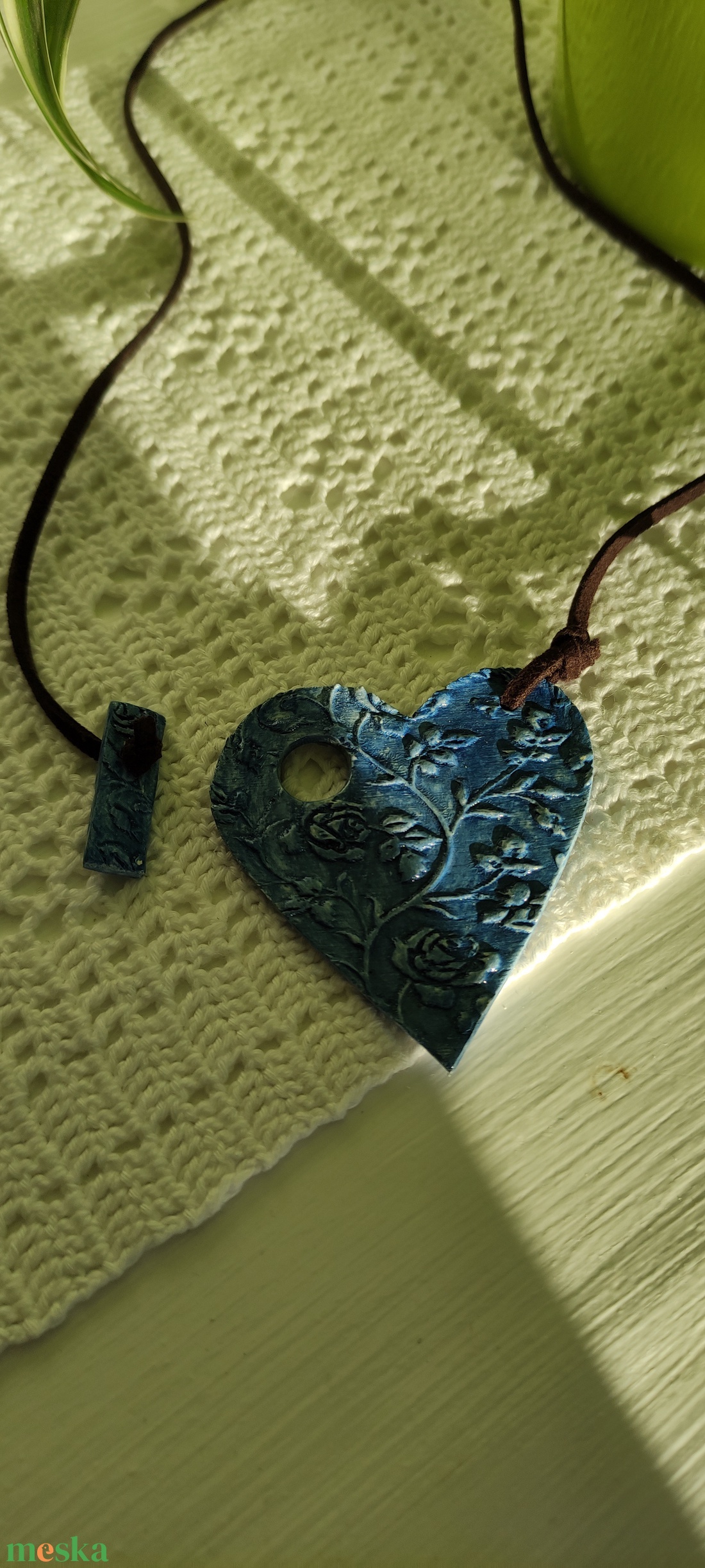 Nyaklánc kék nyomott medállal, különleges csatlakozással - ékszer - nyaklánc - medálos nyaklánc - Meska.hu