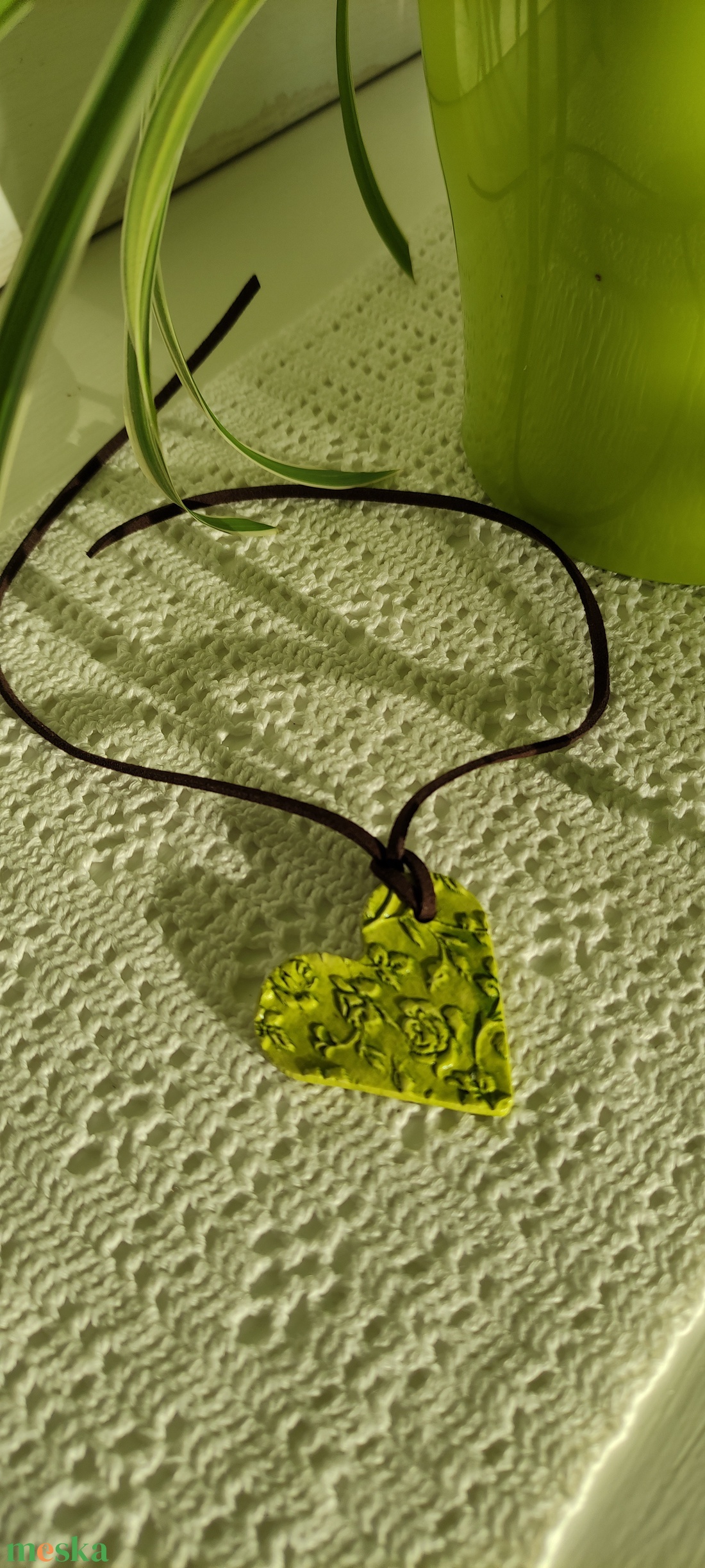 Nyaklánc olivazöld medállal  - ékszer - nyaklánc - medálos nyaklánc - Meska.hu