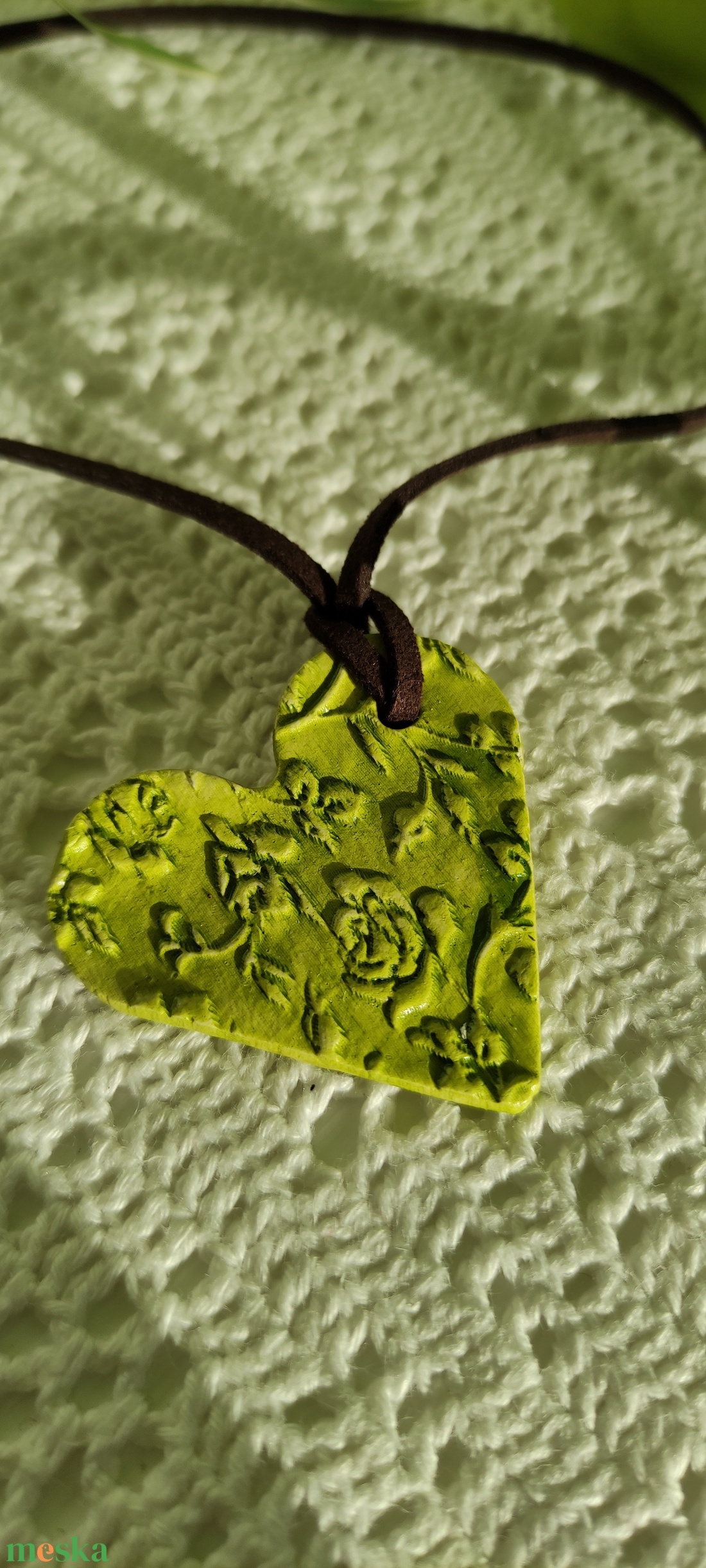 Nyaklánc olivazöld medállal  - ékszer - nyaklánc - medálos nyaklánc - Meska.hu