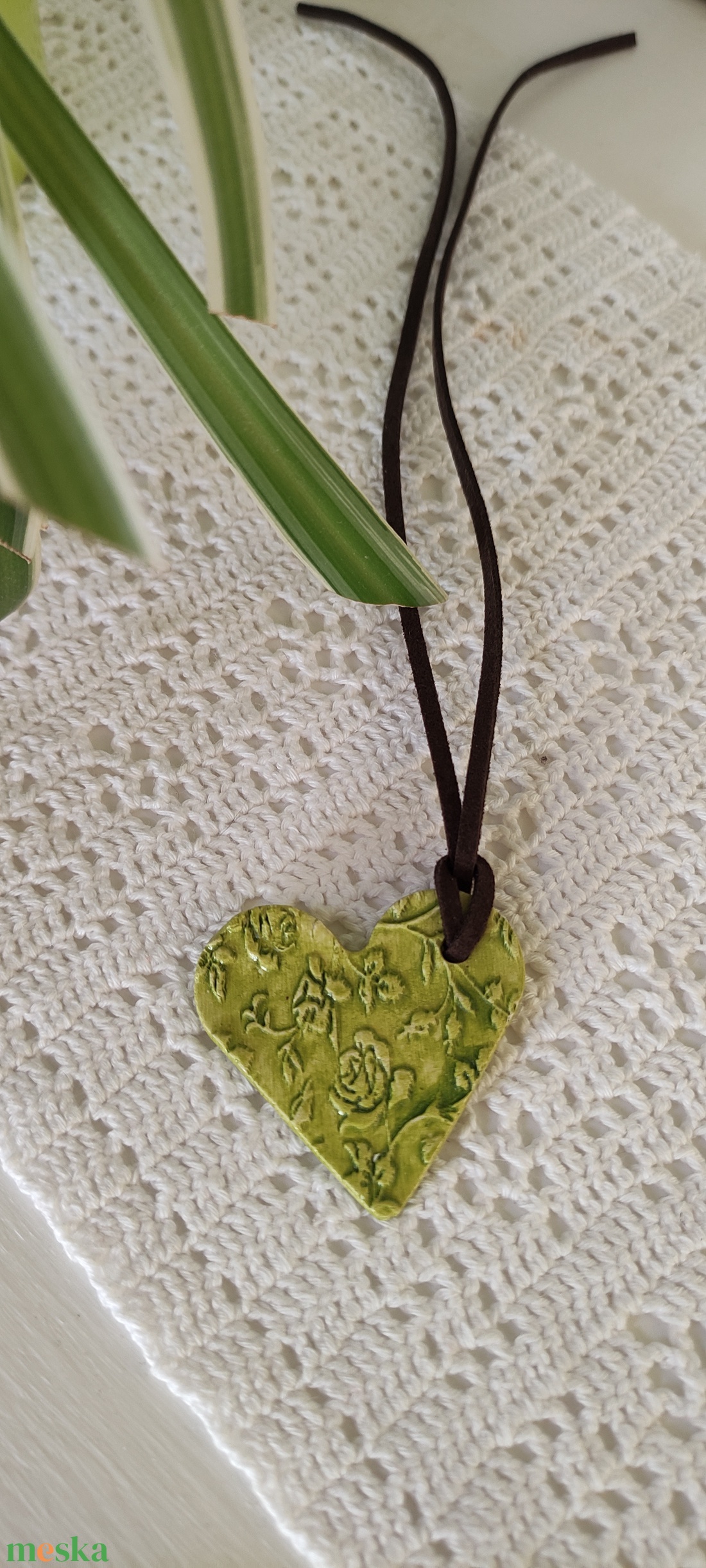 Nyaklánc olivazöld medállal  - ékszer - nyaklánc - medálos nyaklánc - Meska.hu