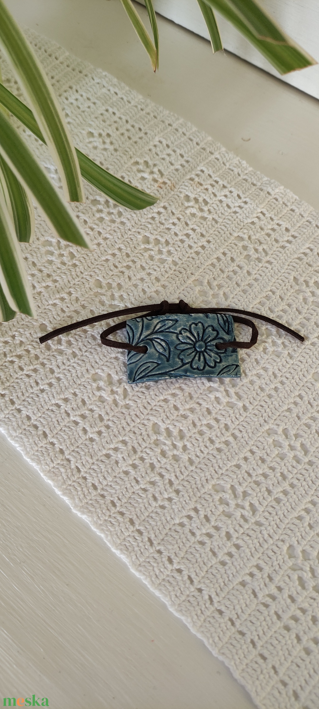 Karkötő kék nyomott medállal  - ékszer - karkötő - karkötő medállal - Meska.hu