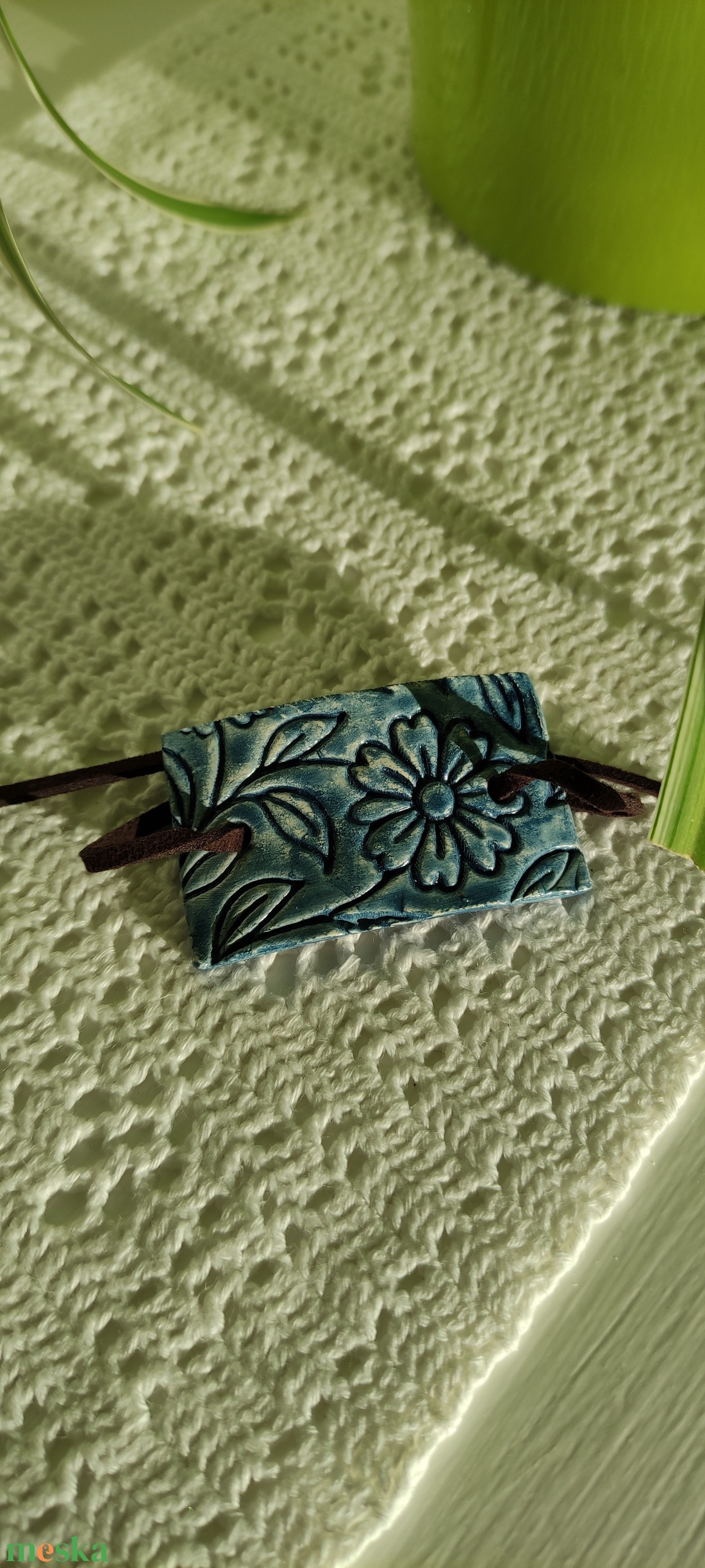 Karkötő kék nyomott medállal  - ékszer - karkötő - karkötő medállal - Meska.hu