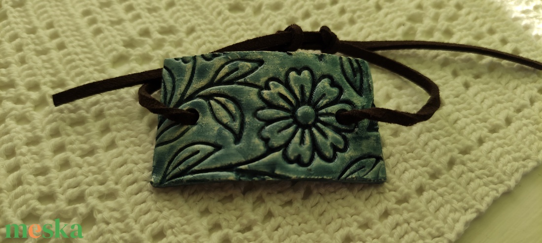 Karkötő kék nyomott medállal  - ékszer - karkötő - karkötő medállal - Meska.hu