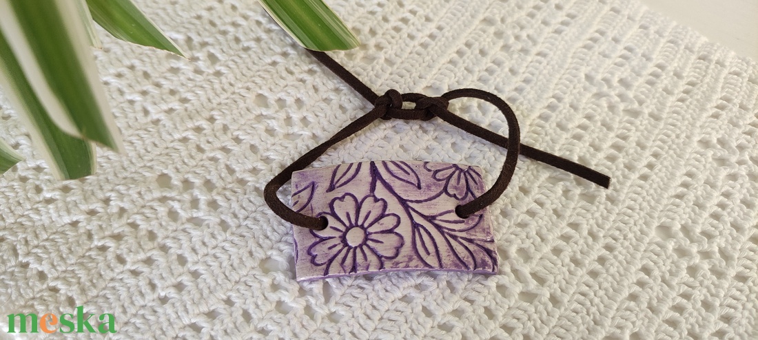 Karkötő lila nyomott medállal  - ékszer - karkötő - karkötő medállal - Meska.hu