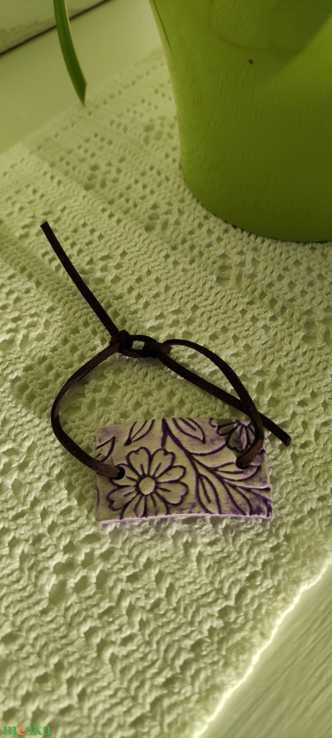 Karkötő lila nyomott medállal  - ékszer - karkötő - karkötő medállal - Meska.hu