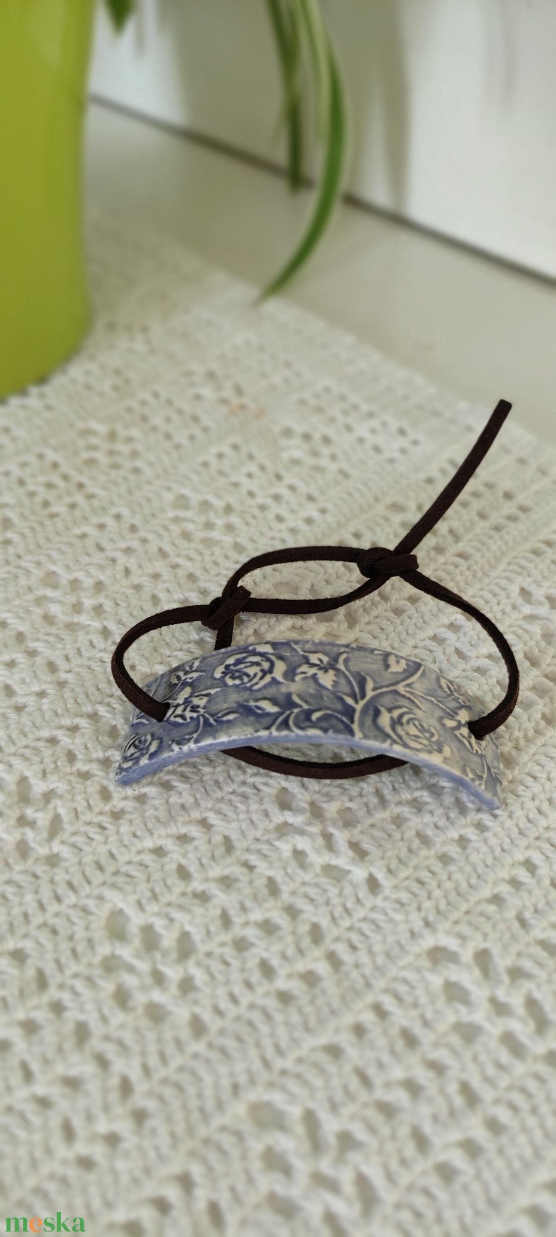 Karkötő vízkék nyomott medállal  - ékszer - karkötő - karkötő medállal - Meska.hu