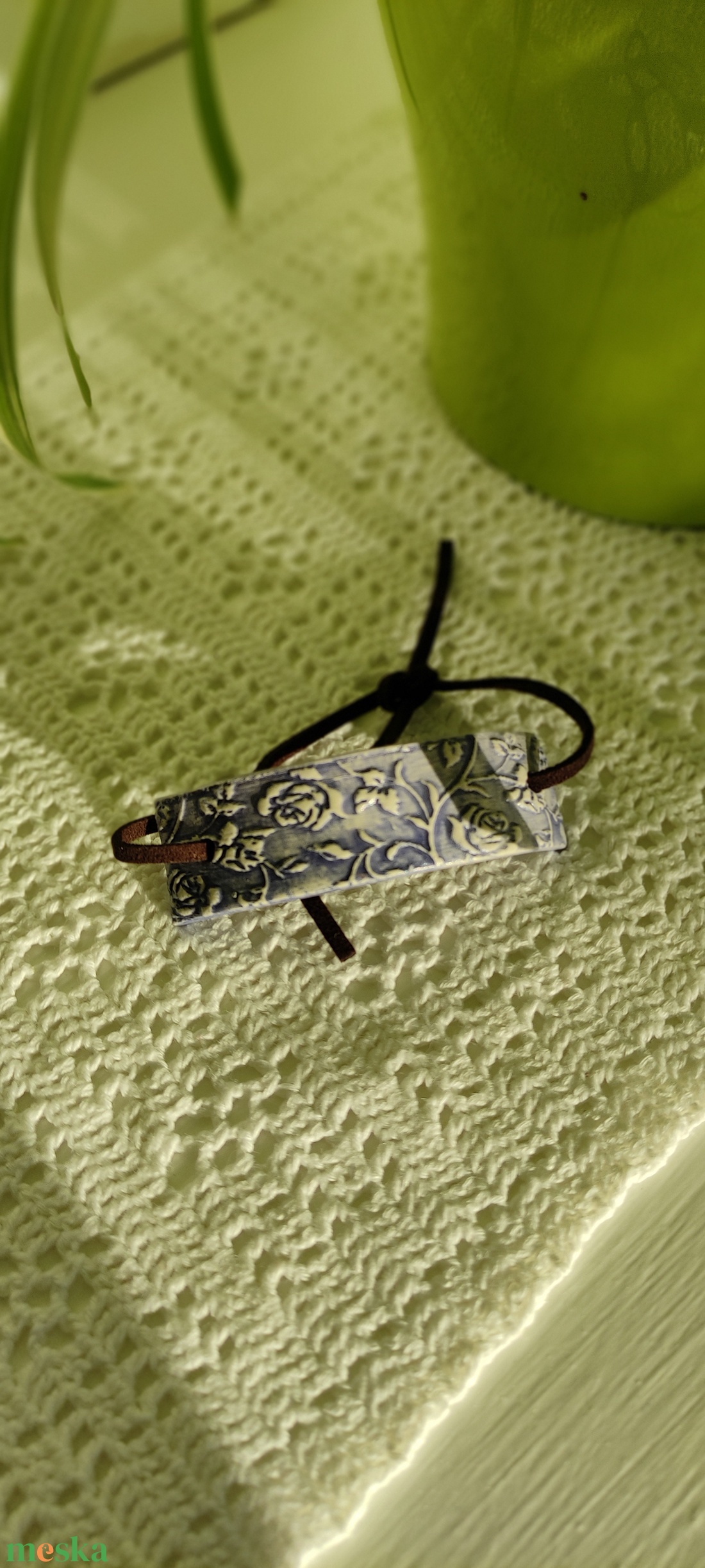 Karkötő vízkék nyomott medállal  - ékszer - karkötő - karkötő medállal - Meska.hu