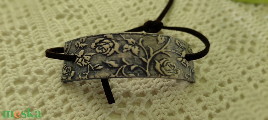 Karkötő vízkék nyomott medállal  - ékszer - karkötő - karkötő medállal - Meska.hu