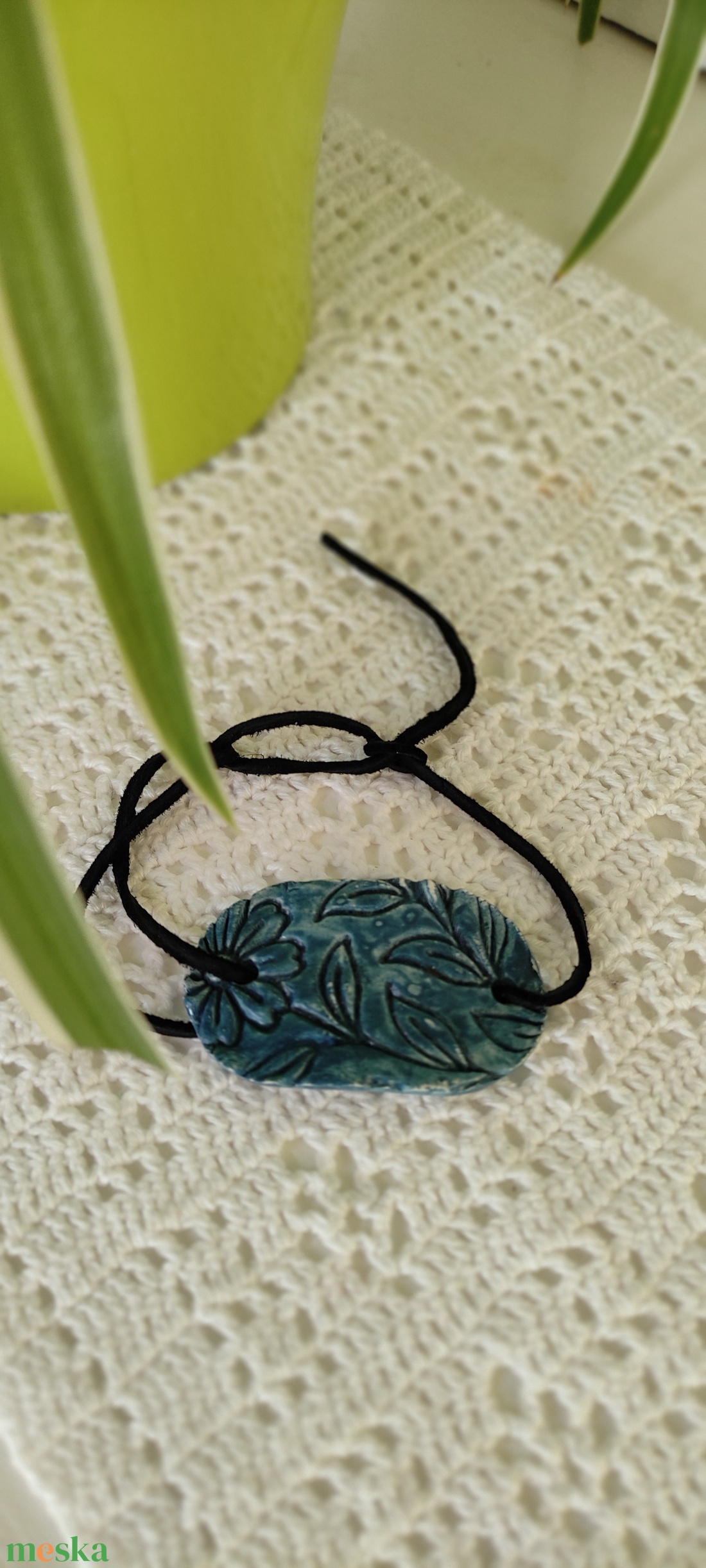 Karkötő kék nyomott ovális medállal  - ékszer - karkötő - karkötő medállal - Meska.hu