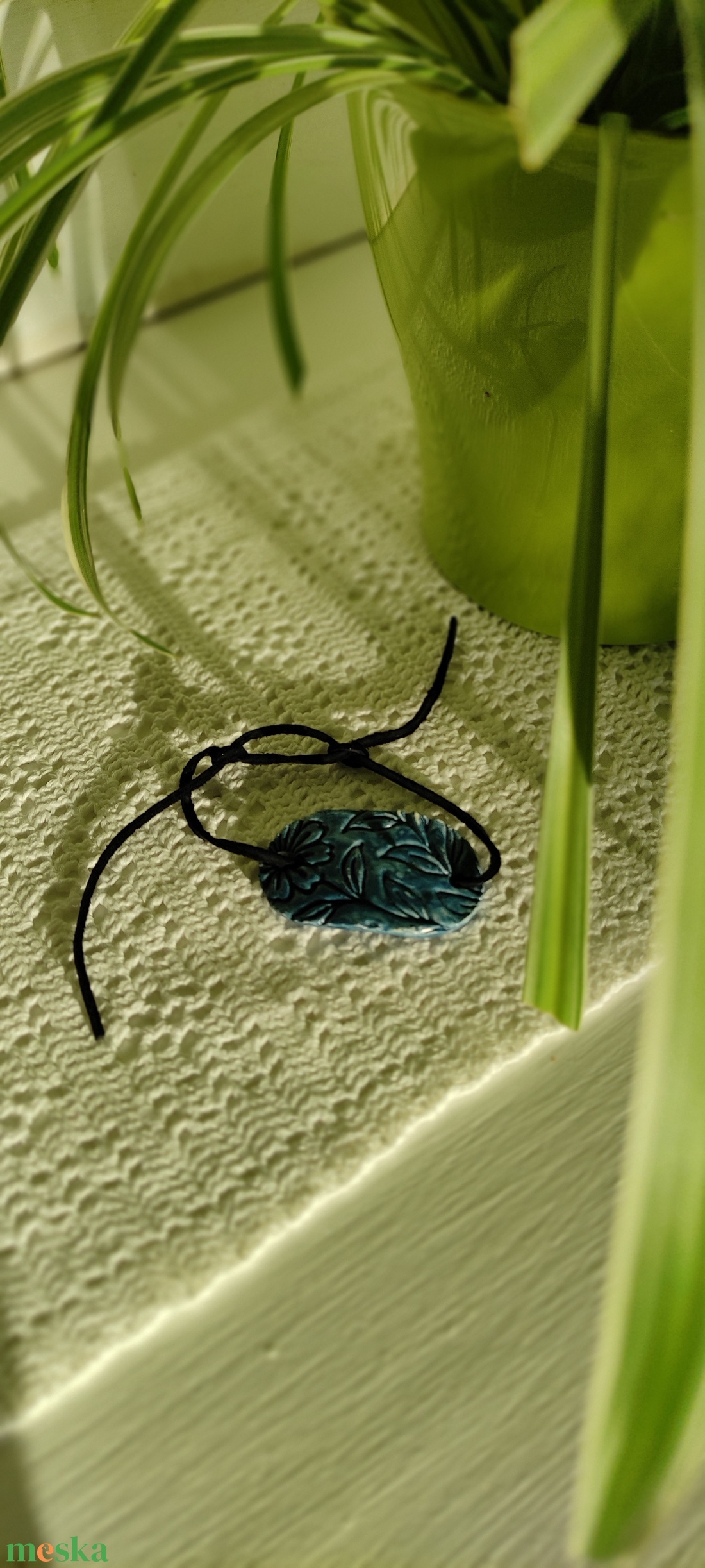 Karkötő kék nyomott ovális medállal  - ékszer - karkötő - karkötő medállal - Meska.hu