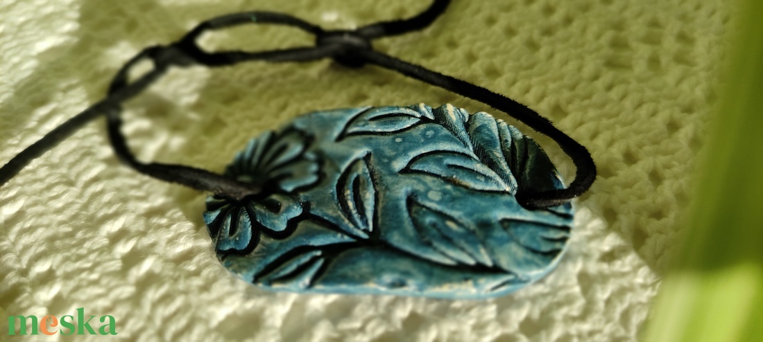 Karkötő kék nyomott ovális medállal  - ékszer - karkötő - karkötő medállal - Meska.hu