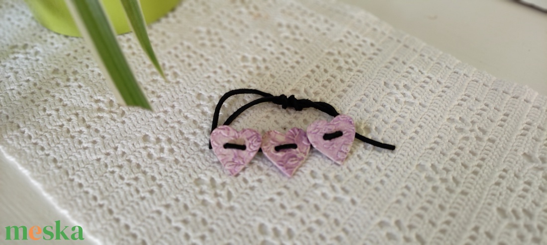 Karkötő lilás rózsaszín nyomott medállal  - ékszer - karkötő - karkötő medállal - Meska.hu