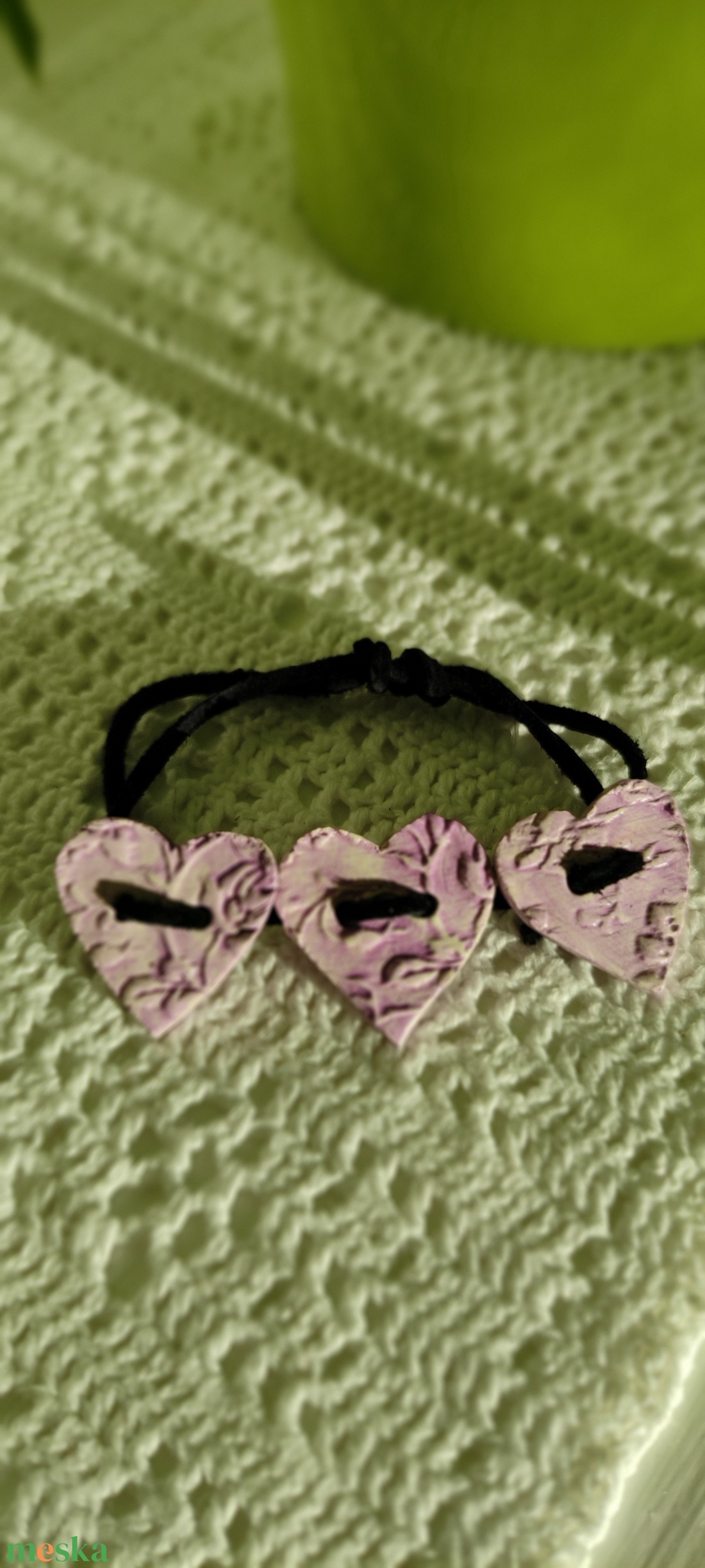 Karkötő lilás rózsaszín nyomott medállal  - ékszer - karkötő - karkötő medállal - Meska.hu