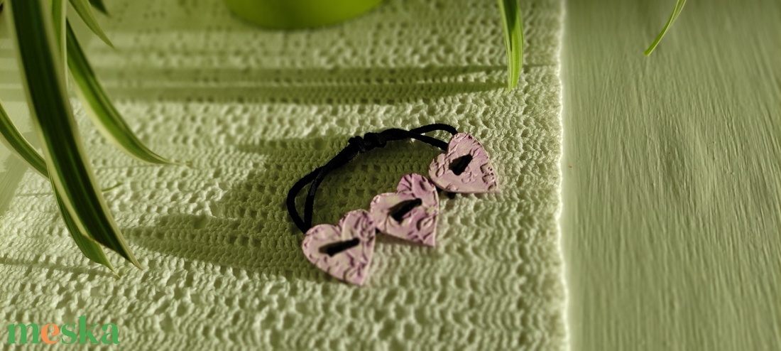 Karkötő lilás rózsaszín nyomott medállal  - ékszer - karkötő - karkötő medállal - Meska.hu