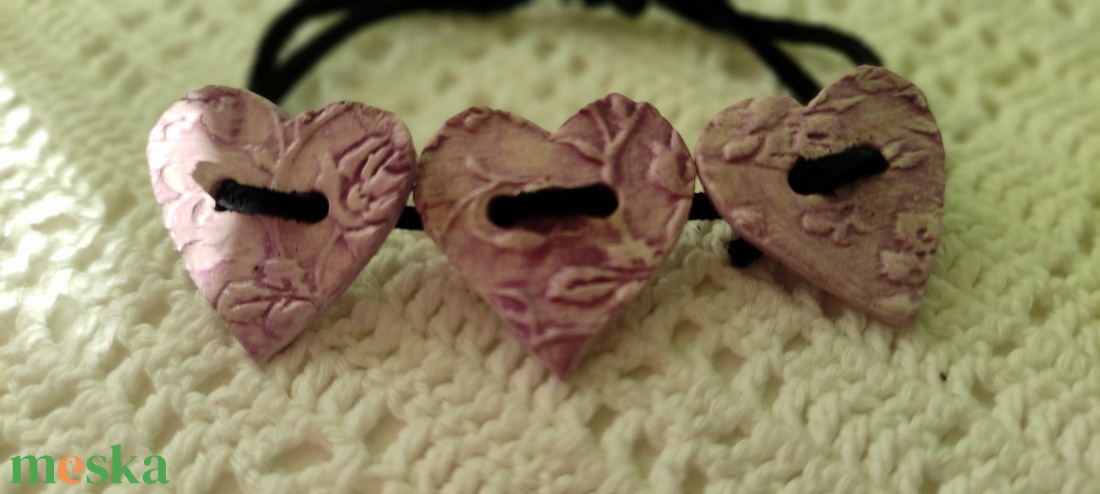 Karkötő lilás rózsaszín nyomott medállal  - ékszer - karkötő - karkötő medállal - Meska.hu