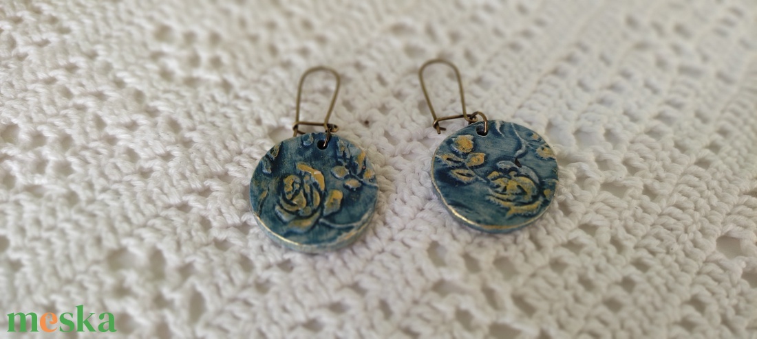 Fülbevaló nyomott medállal - ékszer - fülbevaló - lógó fülbevaló - Meska.hu