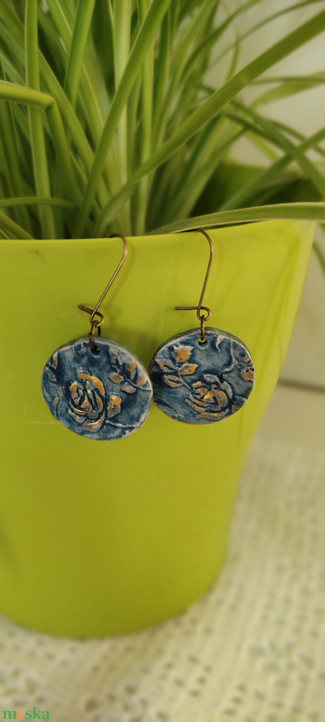 Fülbevaló nyomott medállal - ékszer - fülbevaló - lógó fülbevaló - Meska.hu