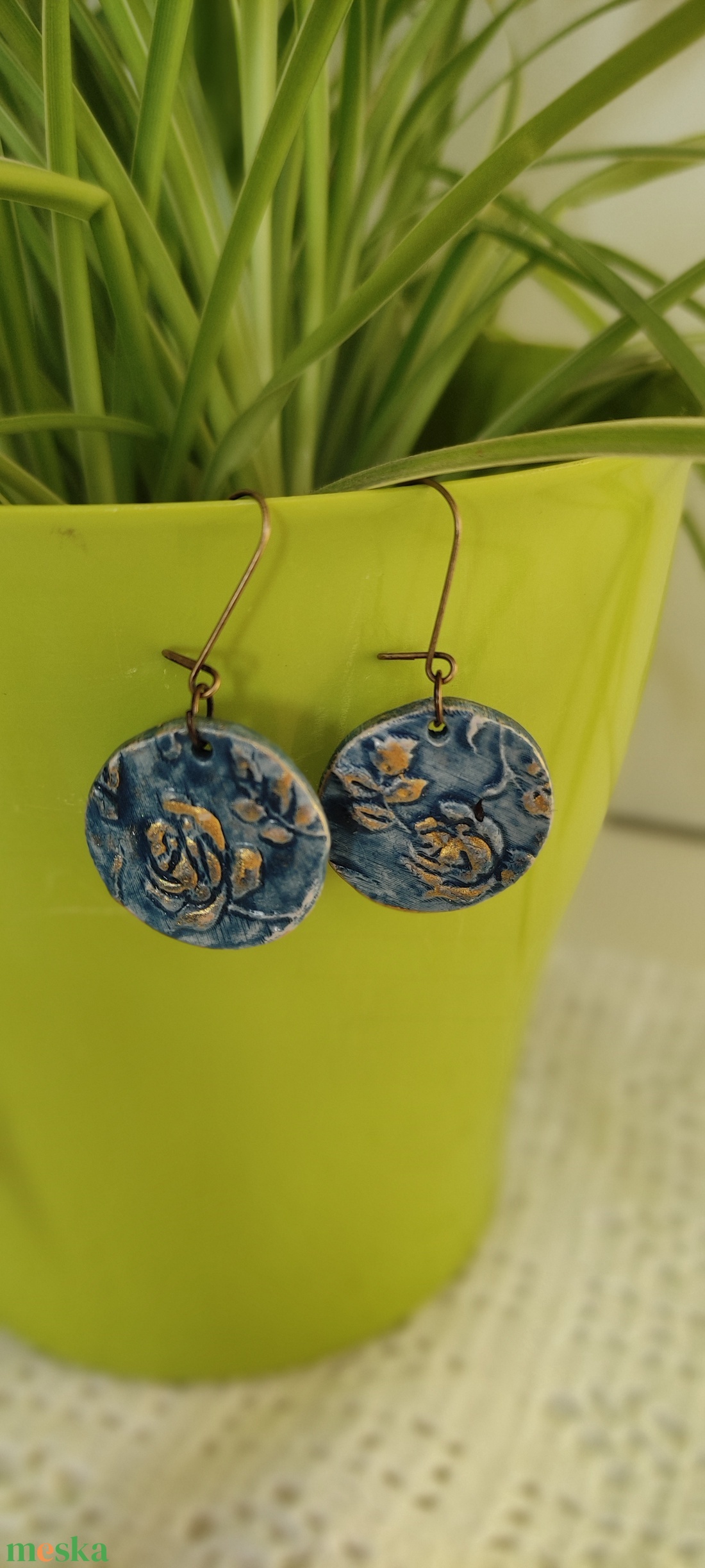 Fülbevaló nyomott medállal - ékszer - fülbevaló - lógó fülbevaló - Meska.hu