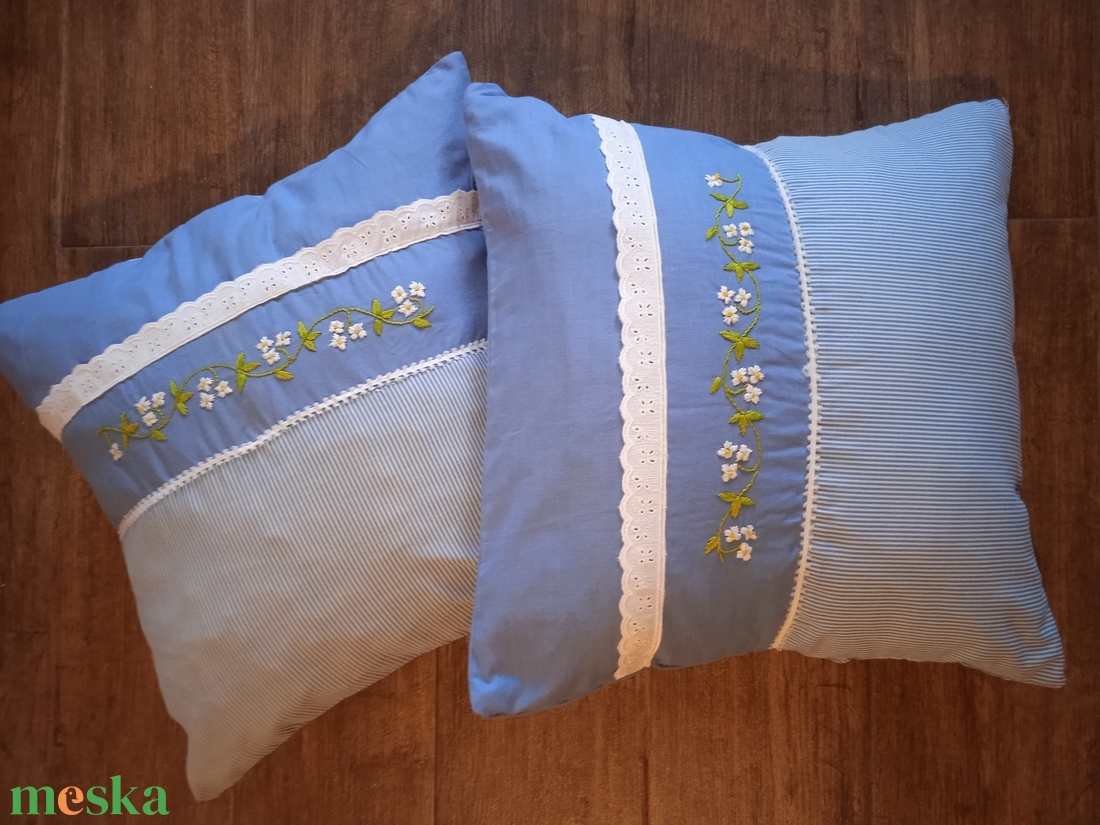 Romantikus világoskék mintás díszpárna huzat kézi hímzéssel szettben - otthon & életmód - lakástextil - párna & párnahuzat - díszpárnahuzat - Meska.hu
