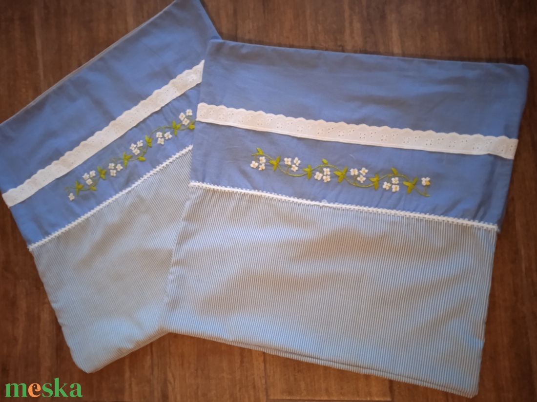 Romantikus világoskék mintás díszpárna huzat kézi hímzéssel szettben - otthon & életmód - lakástextil - párna & párnahuzat - díszpárnahuzat - Meska.hu