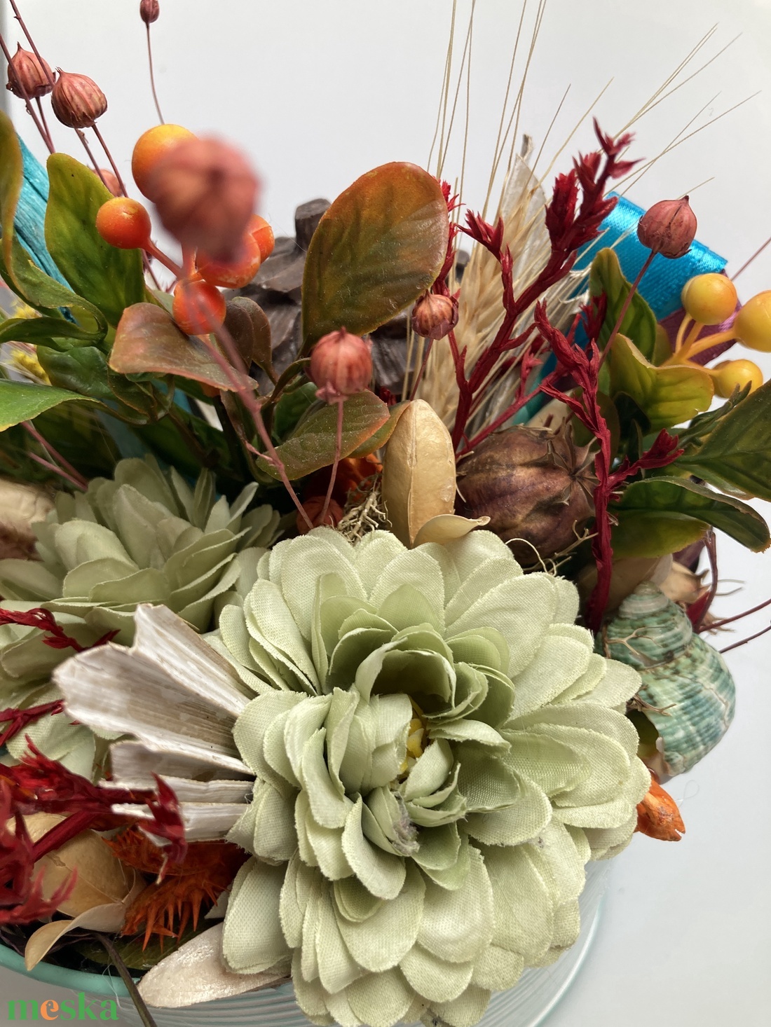 Meseföldjén - színpompás, tartós asztaldísz türkiz virágtálban, buja díszítéssel  - otthon & életmód - dekoráció - asztal és polc dekoráció - asztaldísz - Meska.hu