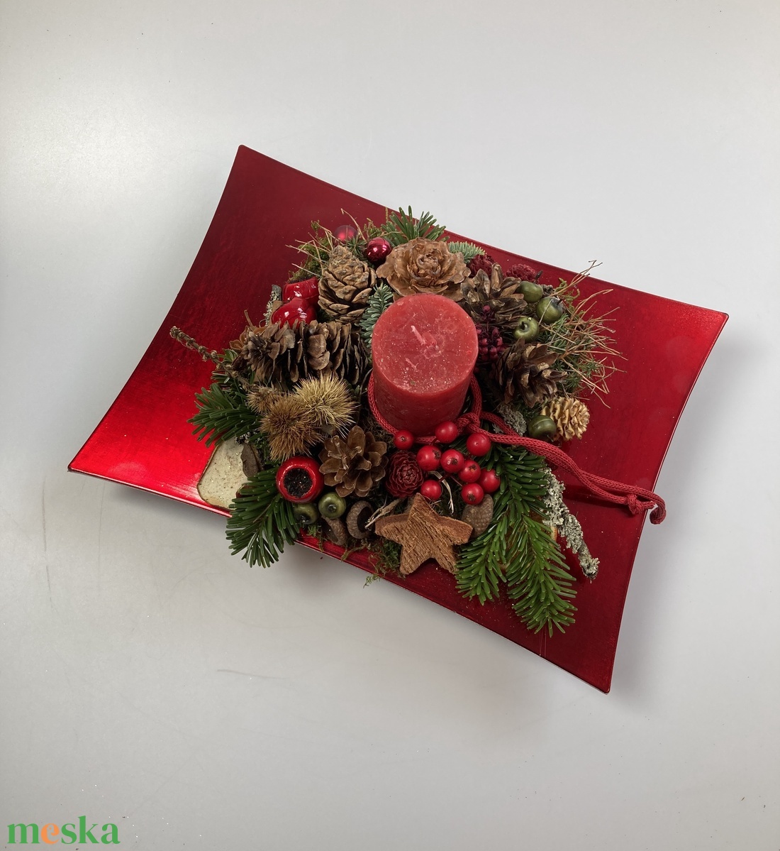 Piros metál adventi asztaldísz piros hengergyertyával, fenyőhajtásokkal és termésekkel - karácsony - adventi díszek - adventi asztaldísz - Meska.hu Piros metál adventi asztaldísz piros hengergyertyával, fenyőhajtásokkal és termésekkel - karácsony - adventi díszek - adventi asztaldísz - Meska.hu