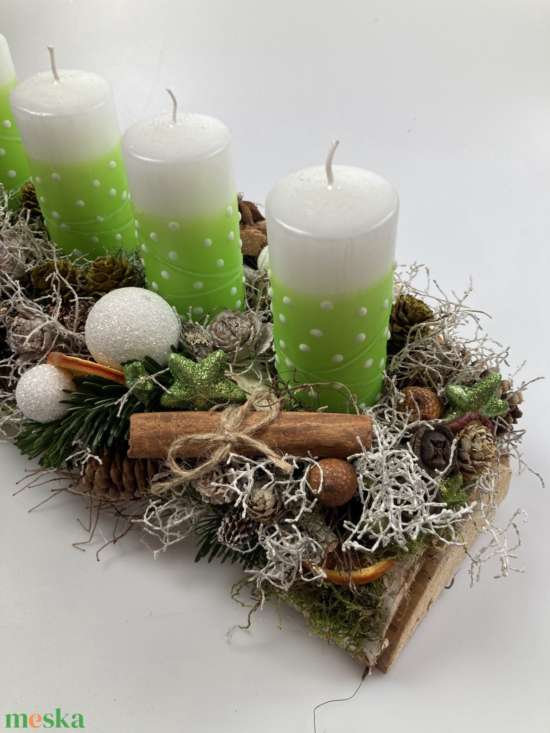Zöld-fehér, pöttyös gyertyás, fatönkön csücsülő adventi asztaldísz termésekkel gazdagon díszítve - karácsony - adventi díszek - adventi asztaldísz - Meska.hu Zöld-fehér, pöttyös gyertyás, fatönkön csücsülő adventi asztaldísz termésekkel gazdagon díszítve - karácsony - adventi díszek - adventi asztaldísz - Meska.hu