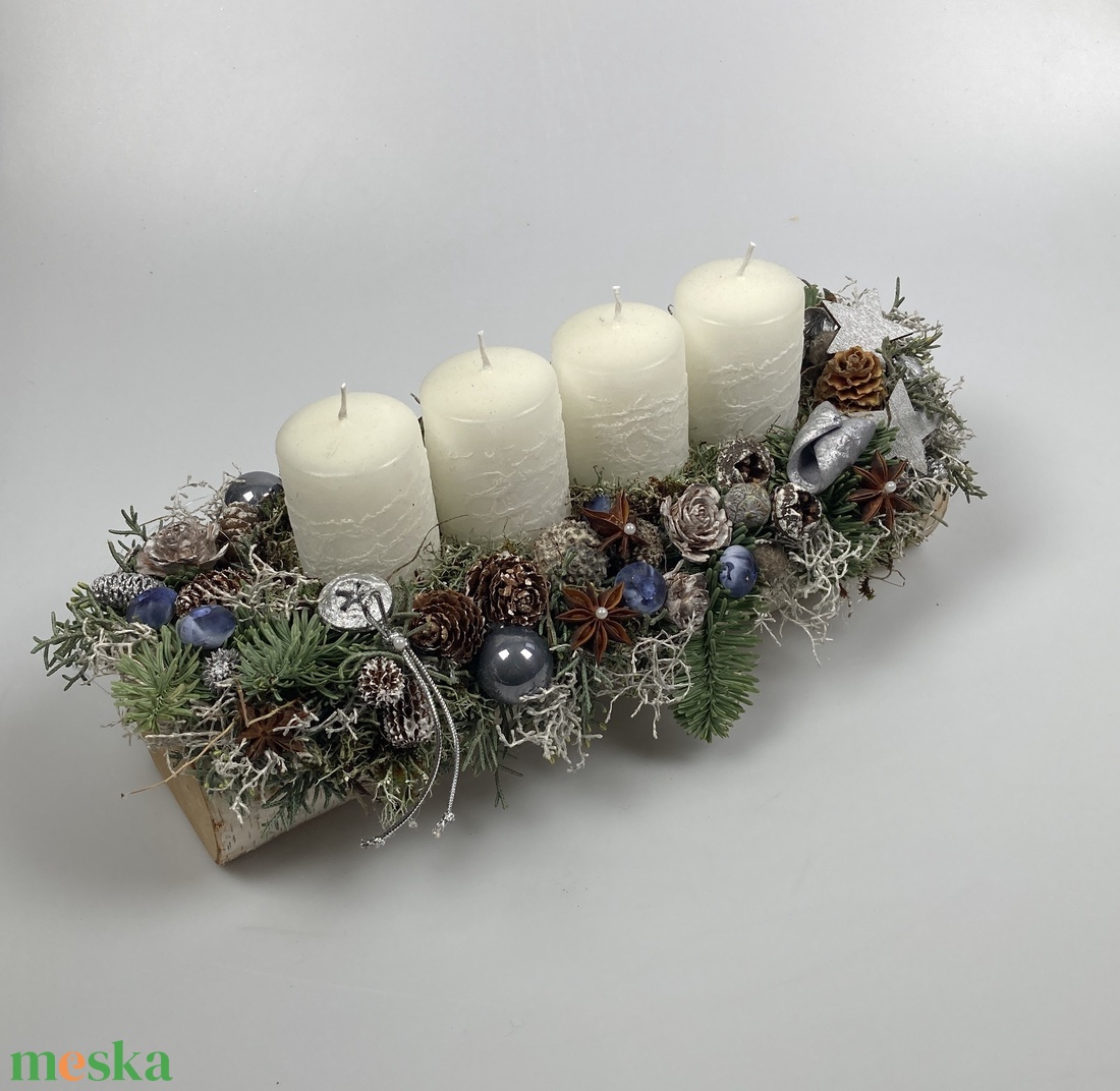 Áfonyás - fehér, hóban álló tuskógyertyás asztaldísz nyírfahasábon, termésekkel és kellékekkel gazdagon díszítve - karácsony - adventi díszek - adventi asztaldísz - Meska.hu