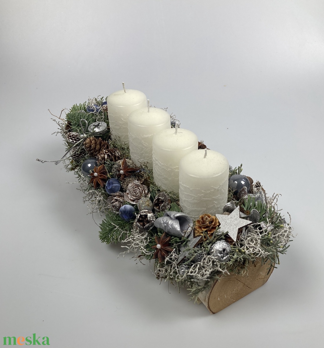 Áfonyás - fehér, hóban álló tuskógyertyás asztaldísz nyírfahasábon, termésekkel és kellékekkel gazdagon díszítve - karácsony - adventi díszek - adventi asztaldísz - Meska.hu