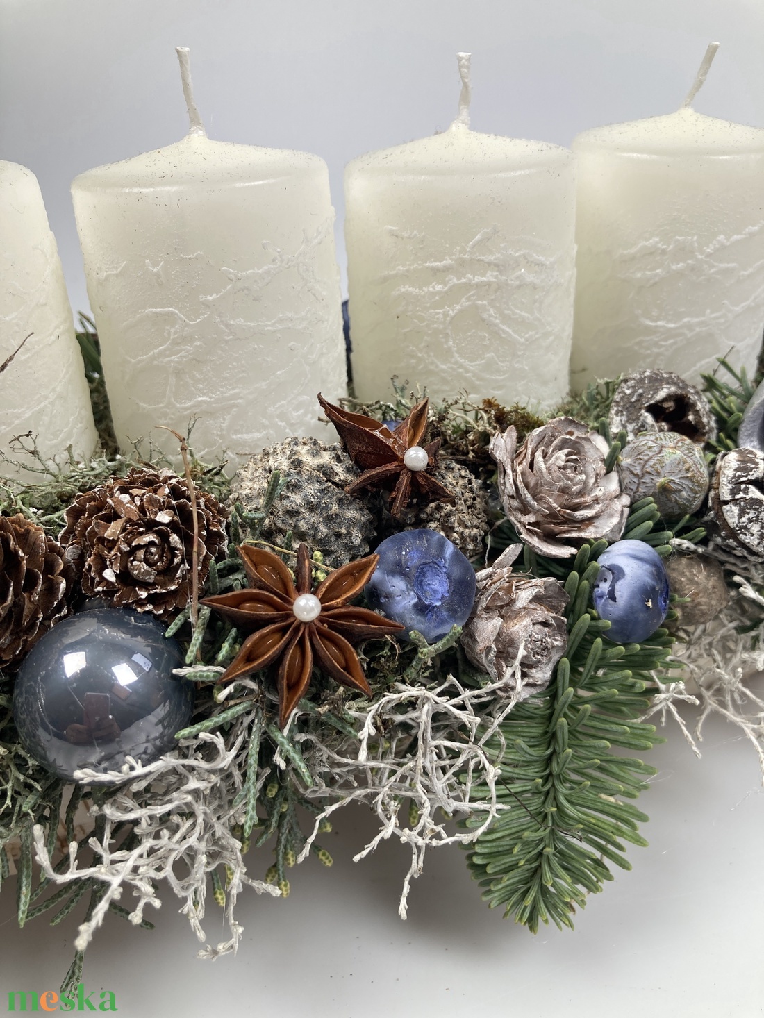 Áfonyás - fehér, hóban álló tuskógyertyás asztaldísz nyírfahasábon, termésekkel és kellékekkel gazdagon díszítve - karácsony - adventi díszek - adventi asztaldísz - Meska.hu