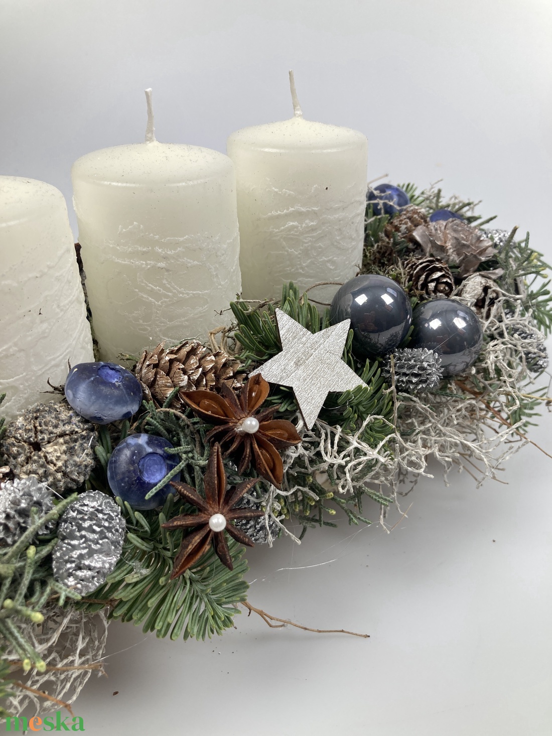 Áfonyás - fehér, hóban álló tuskógyertyás asztaldísz nyírfahasábon, termésekkel és kellékekkel gazdagon díszítve - karácsony - adventi díszek - adventi asztaldísz - Meska.hu