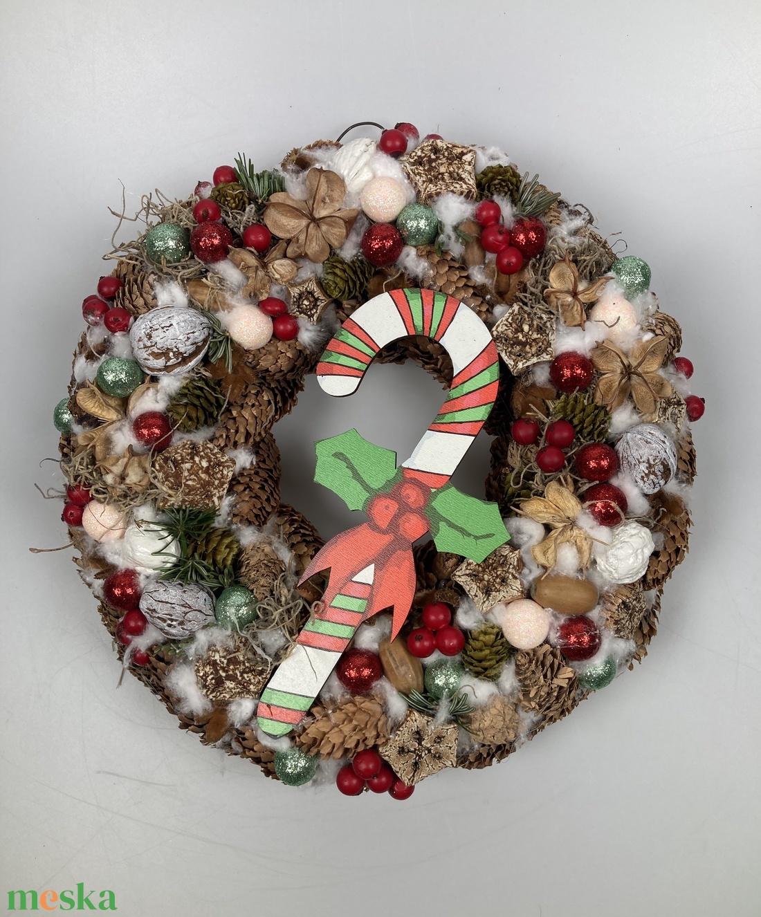 Cukorbot festésű falemezzel ékített, gazdagon díszített, karácsonyi terméskopogtató - karácsony - adventi díszek - adventi ajtódísz - Meska.hu Cukorbot festésű falemezzel ékített, gazdagon díszített, karácsonyi terméskopogtató - karácsony - adventi díszek - adventi ajtódísz - Meska.hu