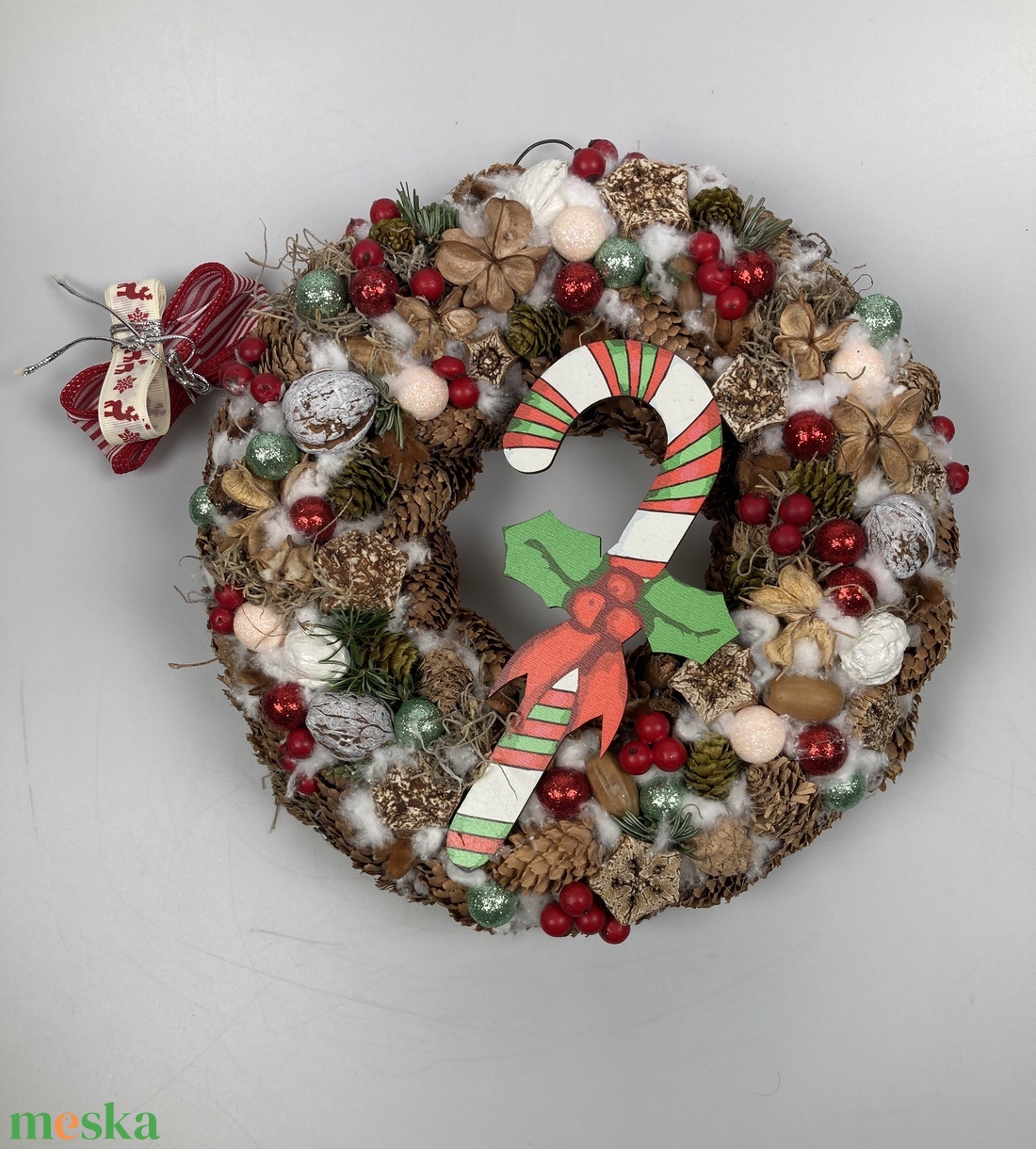 Cukorbot festésű falemezzel ékített, gazdagon díszített, karácsonyi terméskopogtató - karácsony - adventi díszek - adventi ajtódísz - Meska.hu Cukorbot festésű falemezzel ékített, gazdagon díszített, karácsonyi terméskopogtató - karácsony - adventi díszek - adventi ajtódísz - Meska.hu