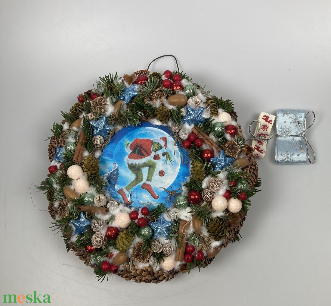 Settenkedő Grincs gazdagon díszített, karácsonyi terméskopogtatója - karácsony - adventi díszek - adventi ajtódísz - Meska.hu Settenkedő Grincs gazdagon díszített, karácsonyi terméskopogtatója - karácsony - adventi díszek - adventi ajtódísz - Meska.hu