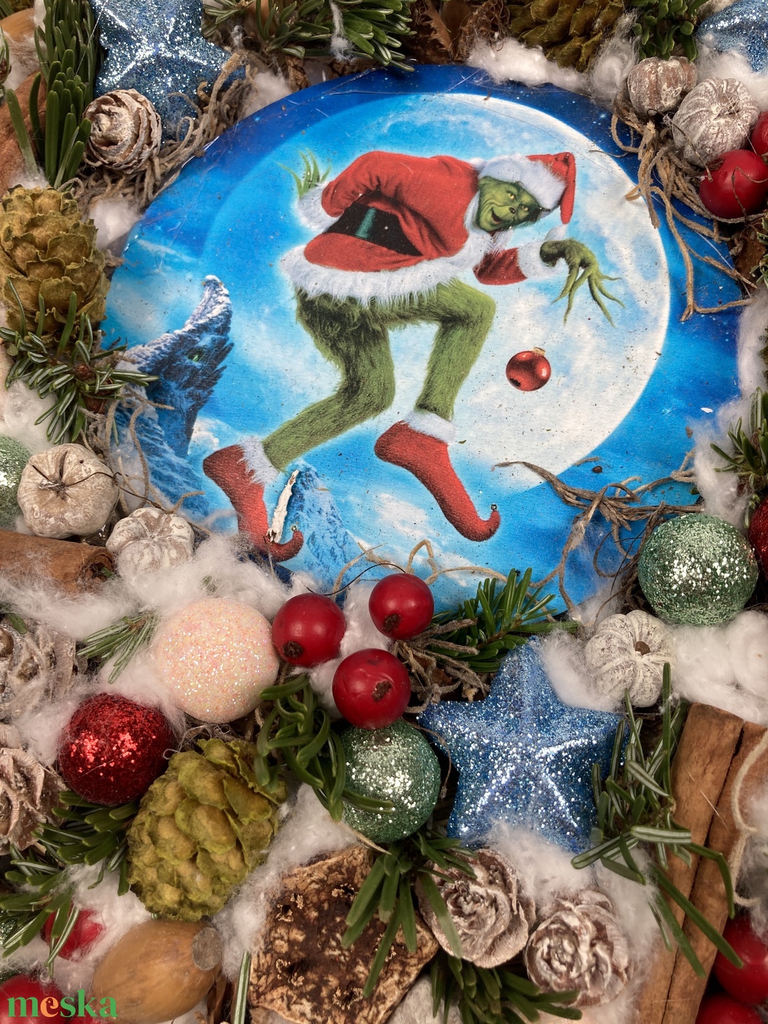 Settenkedő Grincs gazdagon díszített, karácsonyi terméskopogtatója - karácsony - adventi díszek - adventi ajtódísz - Meska.hu Settenkedő Grincs gazdagon díszített, karácsonyi terméskopogtatója - karácsony - adventi díszek - adventi ajtódísz - Meska.hu
