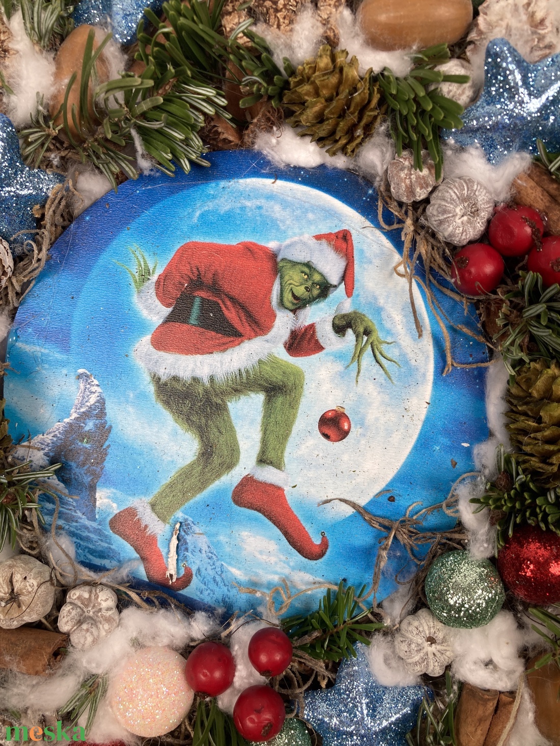 Settenkedő Grincs gazdagon díszített, karácsonyi terméskopogtatója - karácsony - adventi díszek - adventi ajtódísz - Meska.hu Settenkedő Grincs gazdagon díszített, karácsonyi terméskopogtatója - karácsony - adventi díszek - adventi ajtódísz - Meska.hu