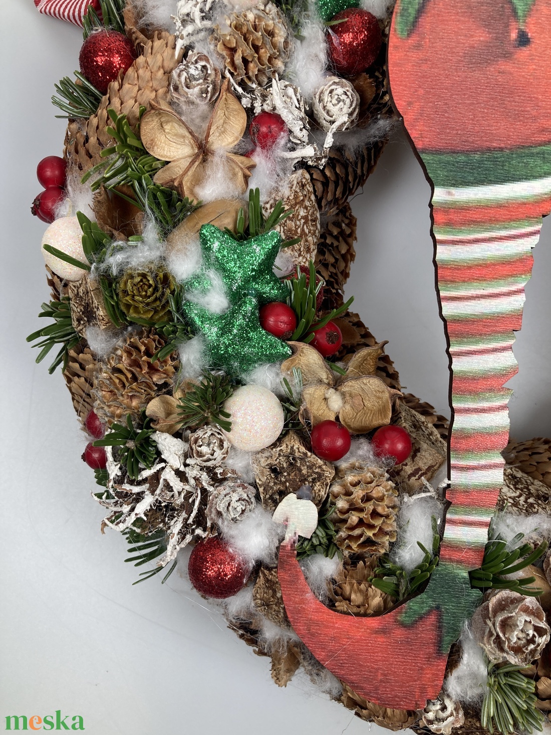 Grincs hátsó - bekukucskáló csínytevő gazdagon díszített terméskopogtatója - karácsony - adventi díszek - adventi ajtódísz - Meska.hu Grincs hátsó - bekukucskáló csínytevő gazdagon díszített terméskopogtatója - karácsony - adventi díszek - adventi ajtódísz - Meska.hu