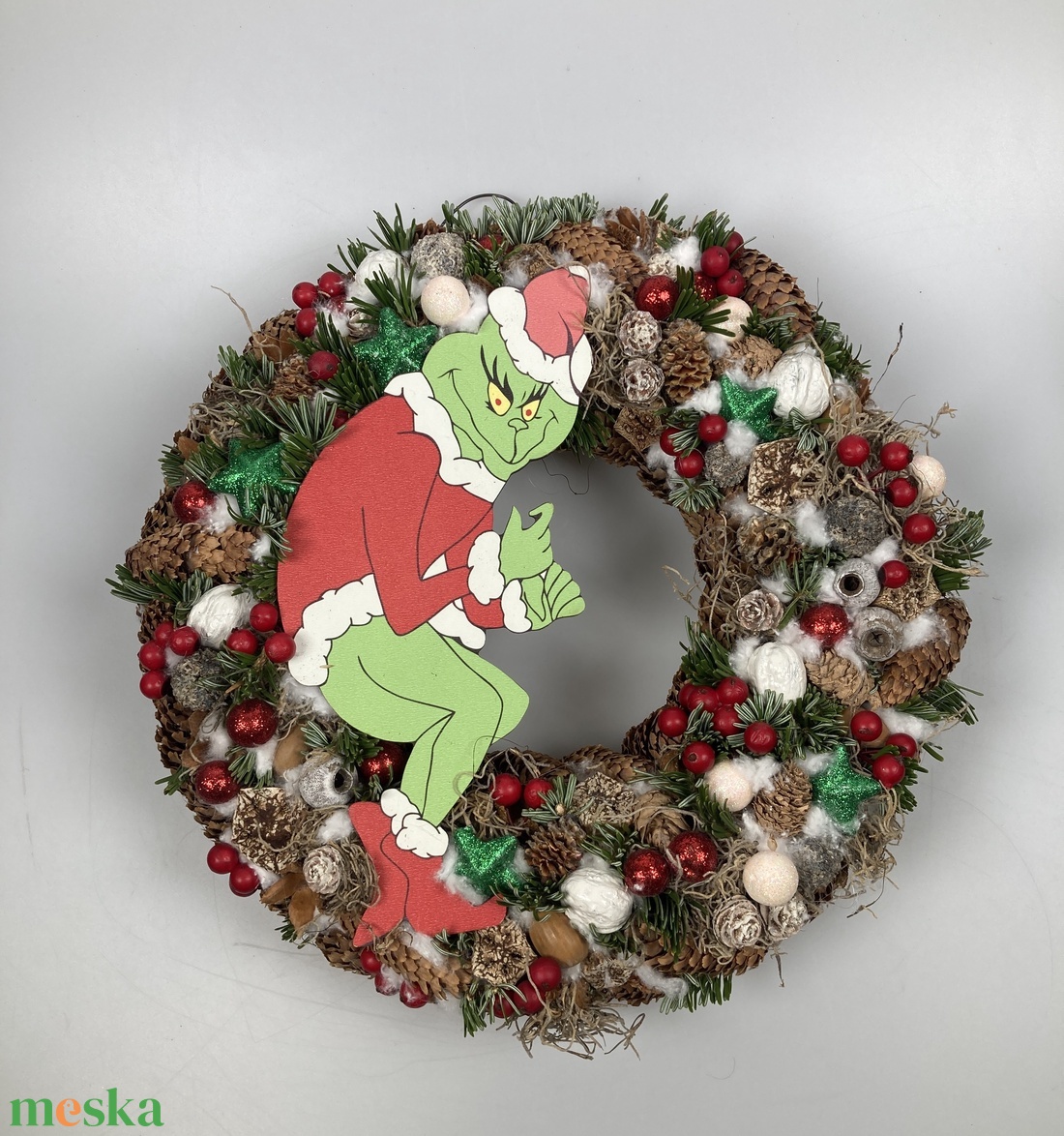 Grincs Vicsor gazdagon díszített, karácsonyi terméskopogtató - karácsony - adventi díszek - adventi ajtódísz - Meska.hu Grincs Vicsor gazdagon díszített, karácsonyi terméskopogtató - karácsony - adventi díszek - adventi ajtódísz - Meska.hu