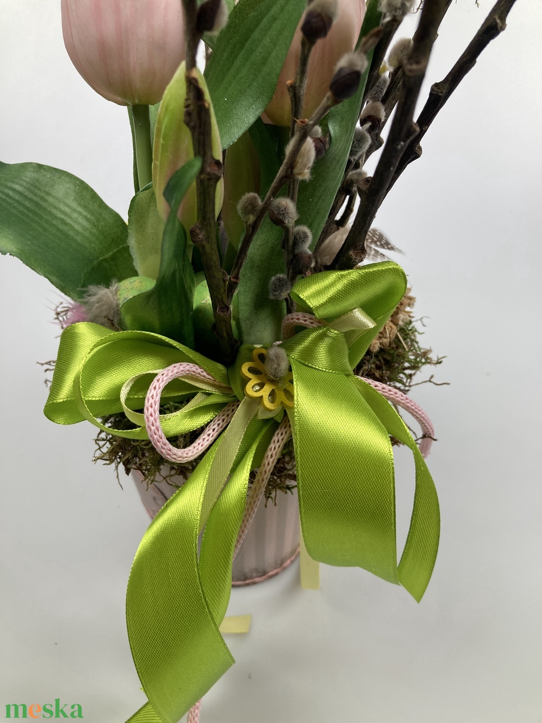 Pinka Tulipánka -  mohaágyon nyugvó, tartós virágdísz kerámia nyuszi figurával, fürjtojásokkal (S-09) - otthon & életmód - dekoráció - virágdísz és tartó - csokor & virágdísz - Meska.hu