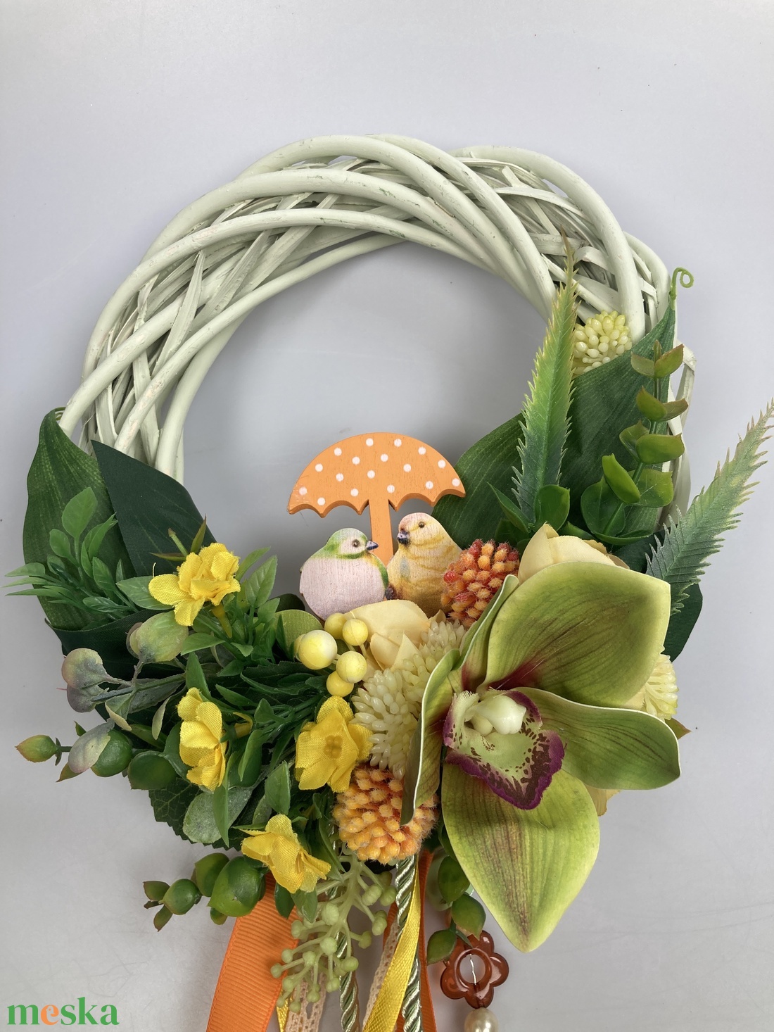Orchideás, esernyő alatt időző madárkás kopogtató élénk színvilággal - otthon & életmód - dekoráció - ajtó- és ablak dekoráció - ajtódísz & kopogtató - Meska.hu