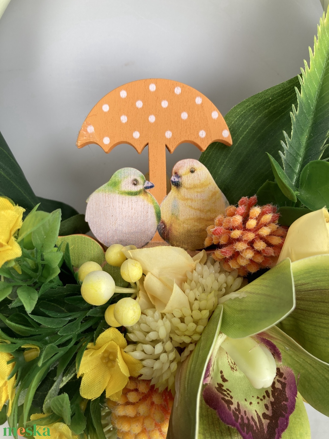 Orchideás, esernyő alatt időző madárkás kopogtató élénk színvilággal - otthon & életmód - dekoráció - ajtó- és ablak dekoráció - ajtódísz & kopogtató - Meska.hu