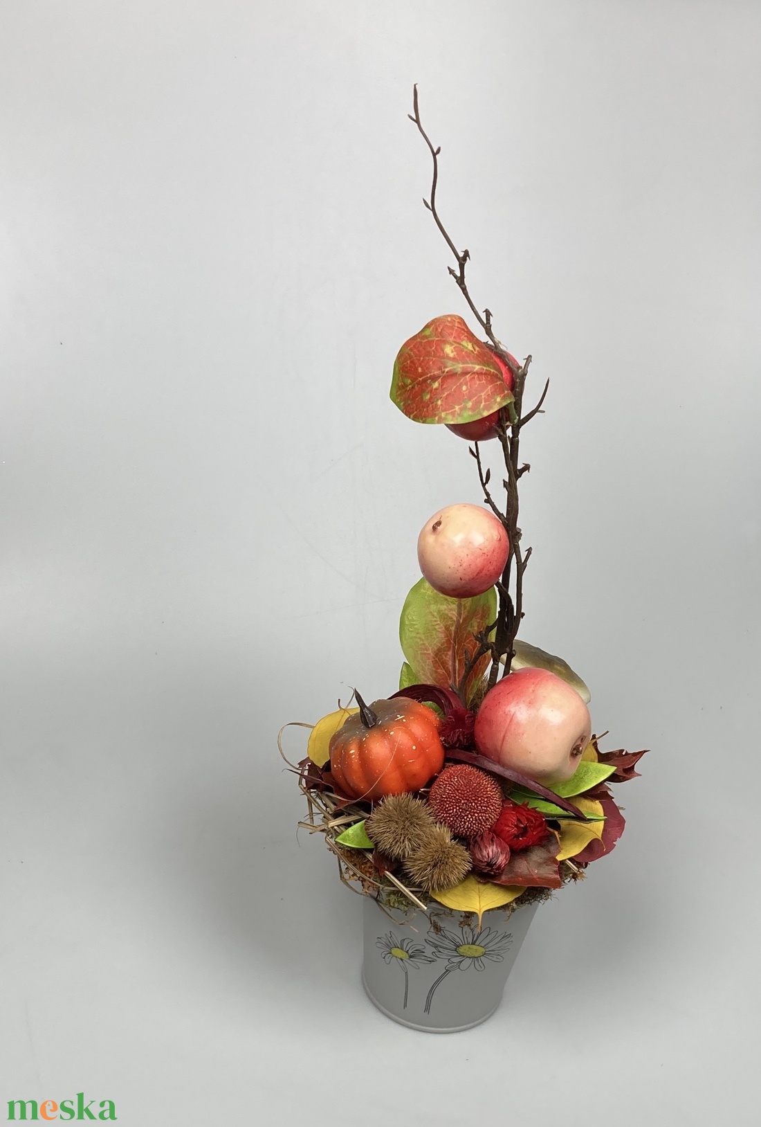 Almafácskás, tökös tartós dísz világosszürke margarétás fémkaspóban - otthon & életmód - dekoráció - asztal és polc dekoráció - asztaldísz - Meska.hu Almafácskás, tökös tartós dísz világosszürke margarétás fémkaspóban - otthon & életmód - dekoráció - asztal és polc dekoráció - asztaldísz - Meska.hu