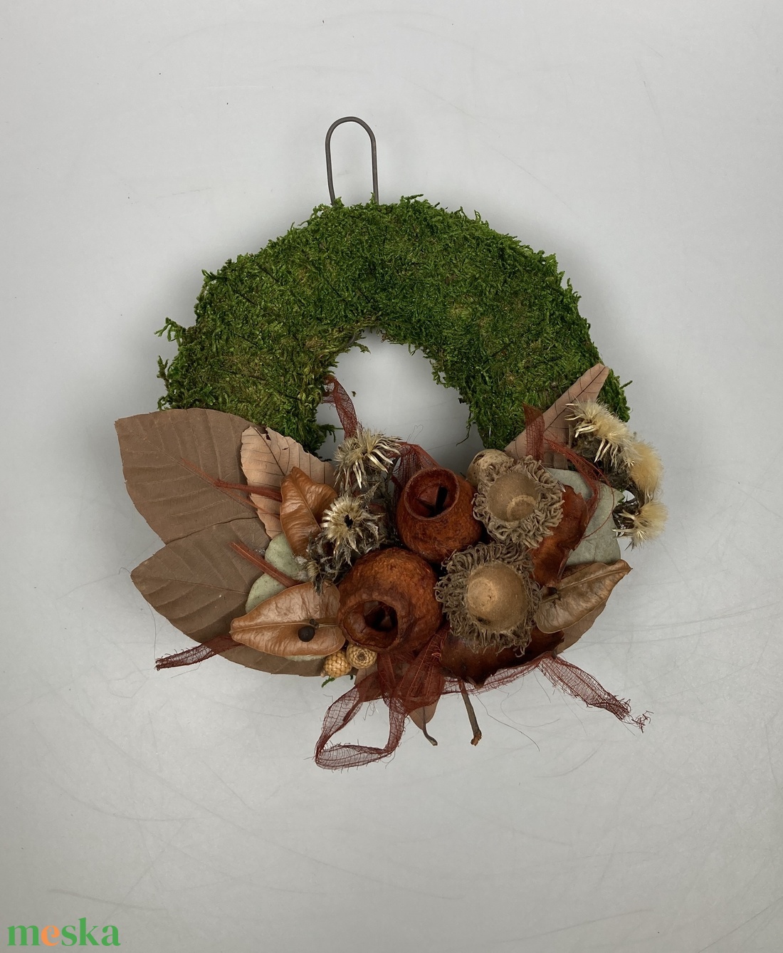 Nyugalom - Harmónikus színvilágú, termésekkel és egyéb növényi részekkel díszített mohakoszorú (KK-4) - otthon & életmód - vallás - temetkezési tárgy - sírkoszorú, kegyeleti koszorú - Meska.hu