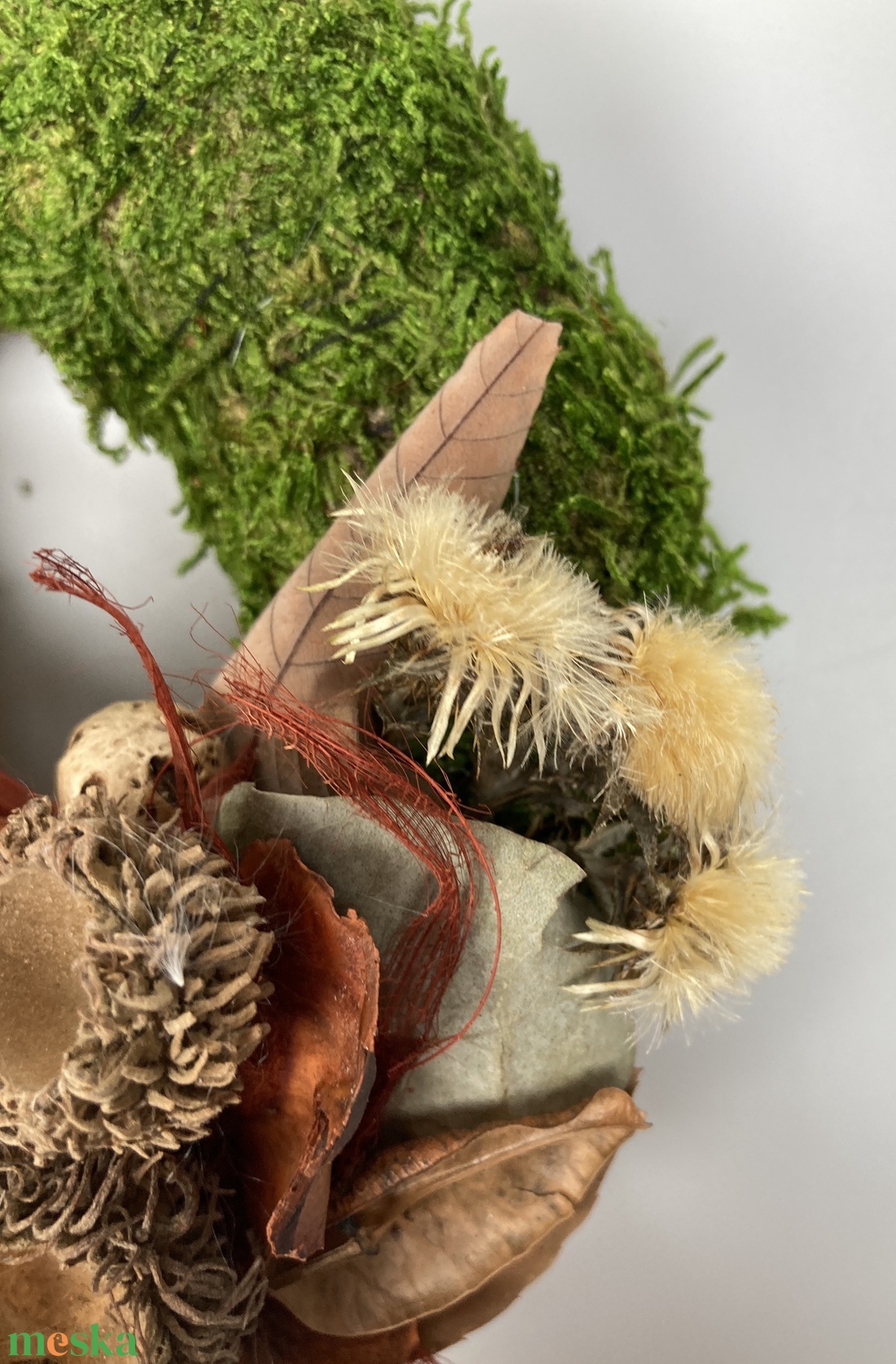 Nyugalom - Harmónikus színvilágú, termésekkel és egyéb növényi részekkel díszített mohakoszorú (KK-4) - otthon & életmód - vallás - temetkezési tárgy - sírkoszorú, kegyeleti koszorú - Meska.hu