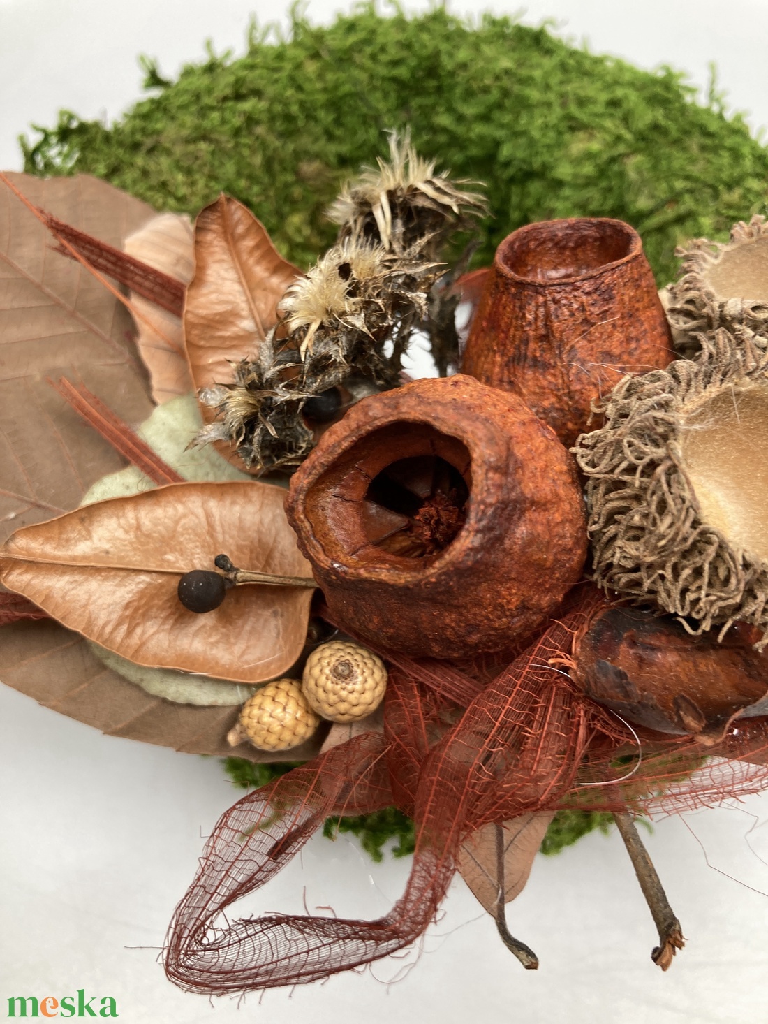 Nyugalom - Harmónikus színvilágú, termésekkel és egyéb növényi részekkel díszített mohakoszorú (KK-4) - otthon & életmód - vallás - temetkezési tárgy - sírkoszorú, kegyeleti koszorú - Meska.hu