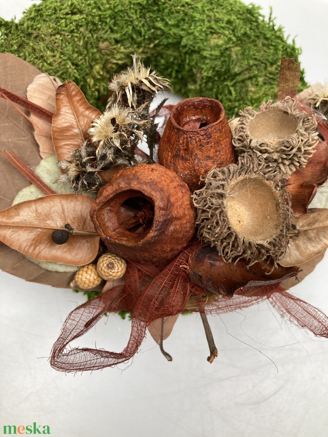 Nyugalom - Harmónikus színvilágú, termésekkel és egyéb növényi részekkel díszített mohakoszorú (KK-4) - otthon & életmód - vallás - temetkezési tárgy - sírkoszorú, kegyeleti koszorú - Meska.hu