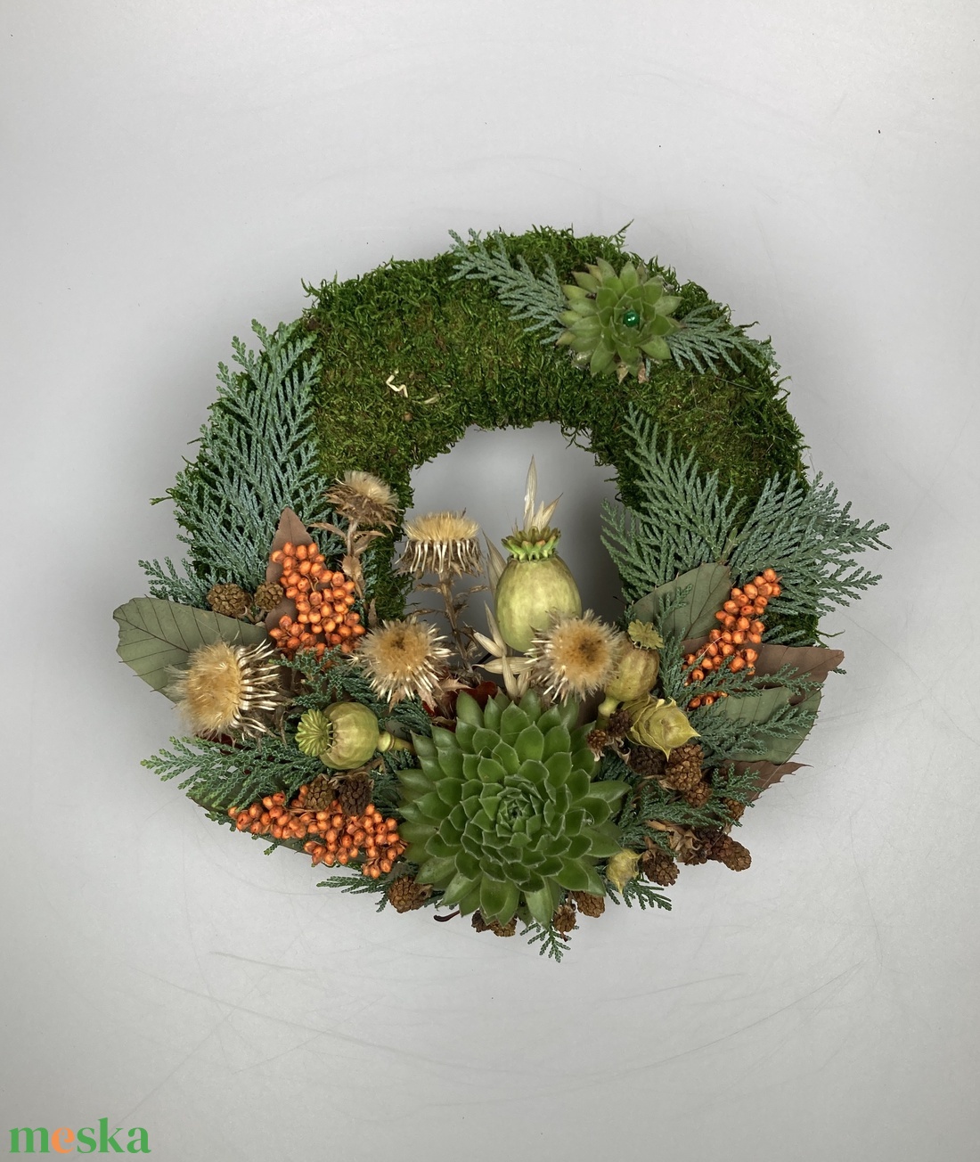 Csend - 2 kövirózsás, lábon álló, sírra helyezhető, növényi részekkel gazdagon díszített mohakoszorú (KK-11) - otthon & életmód - vallás - temetkezési tárgy - sírkoszorú, kegyeleti koszorú - Meska.hu Csend - 2 kövirózsás, lábon álló, sírra helyezhető, növényi részekkel gazdagon díszített mohakoszorú (KK-11) - otthon & életmód - vallás - temetkezési tárgy - sírkoszorú, kegyeleti koszorú - Meska.hu